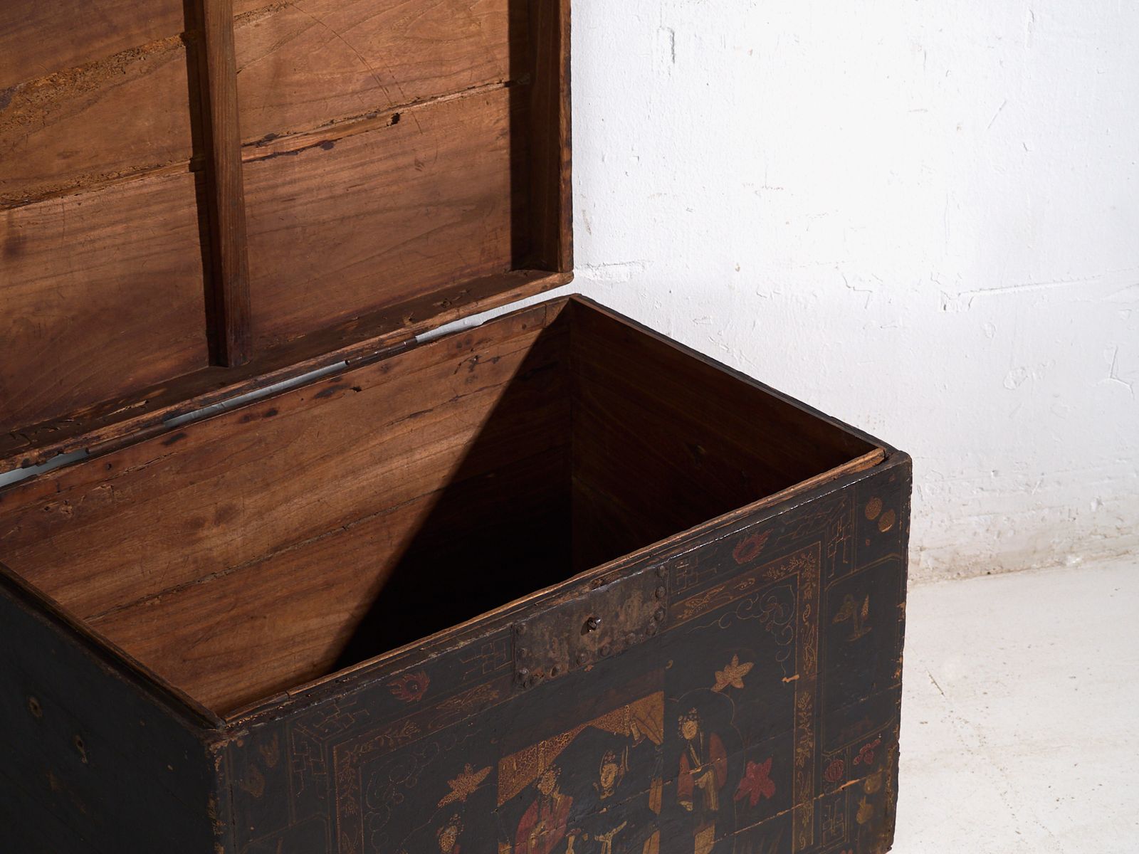 Antique Painted Trunk In Pine Wood – China, Circa 1900 photo 808.0