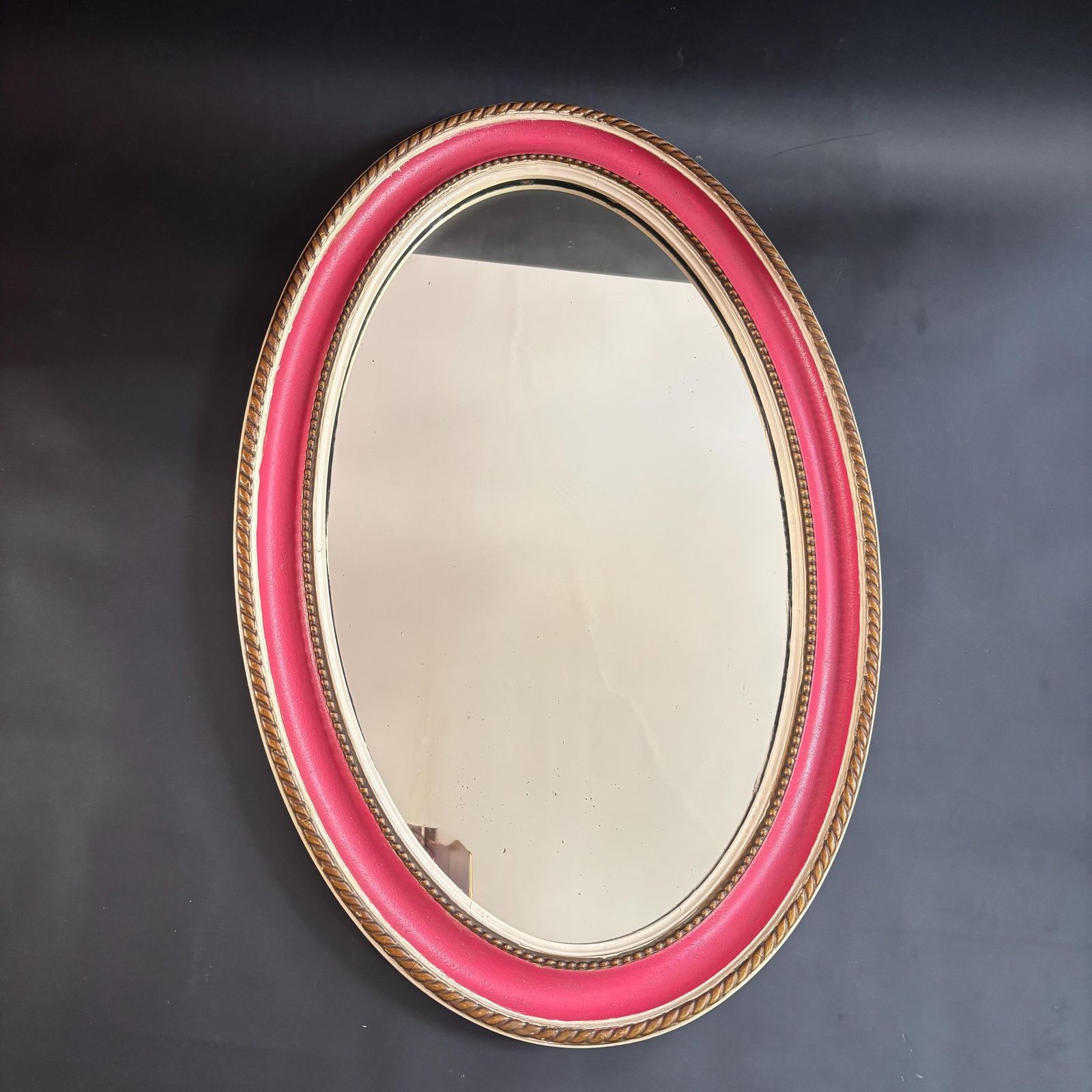 Miroir mural ovale d'époque édouardienne, cadre en plâtre gesso doré et fond en acajou, avec éclat