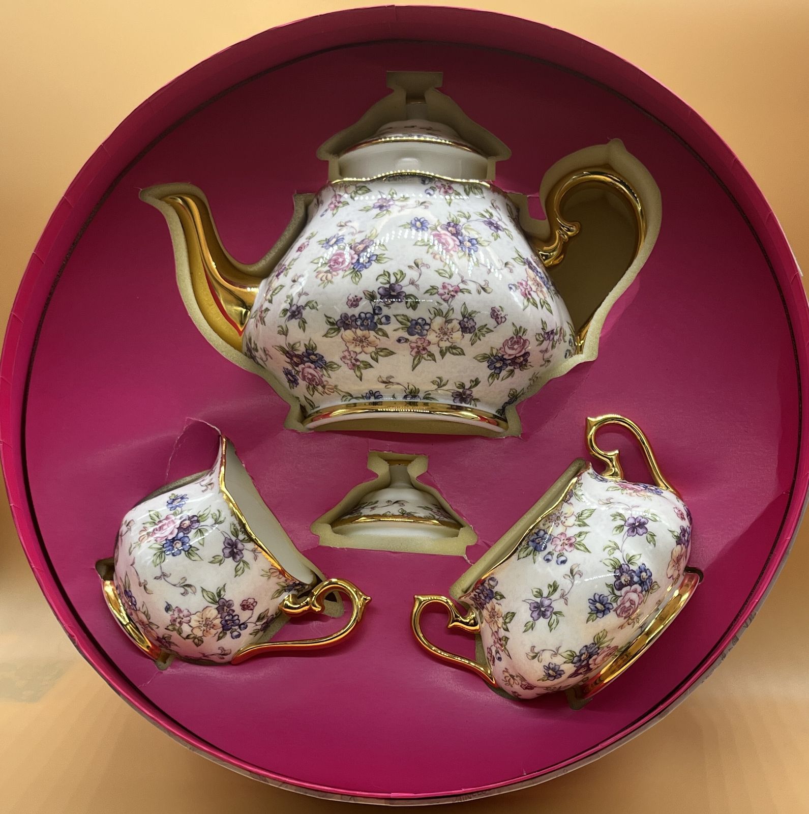 Nieuw Royal Albert China English Chintz Design Theepot met 2 Pint Inhoud, Roomkannetje en Suikerpot met Deksel. In Doos.