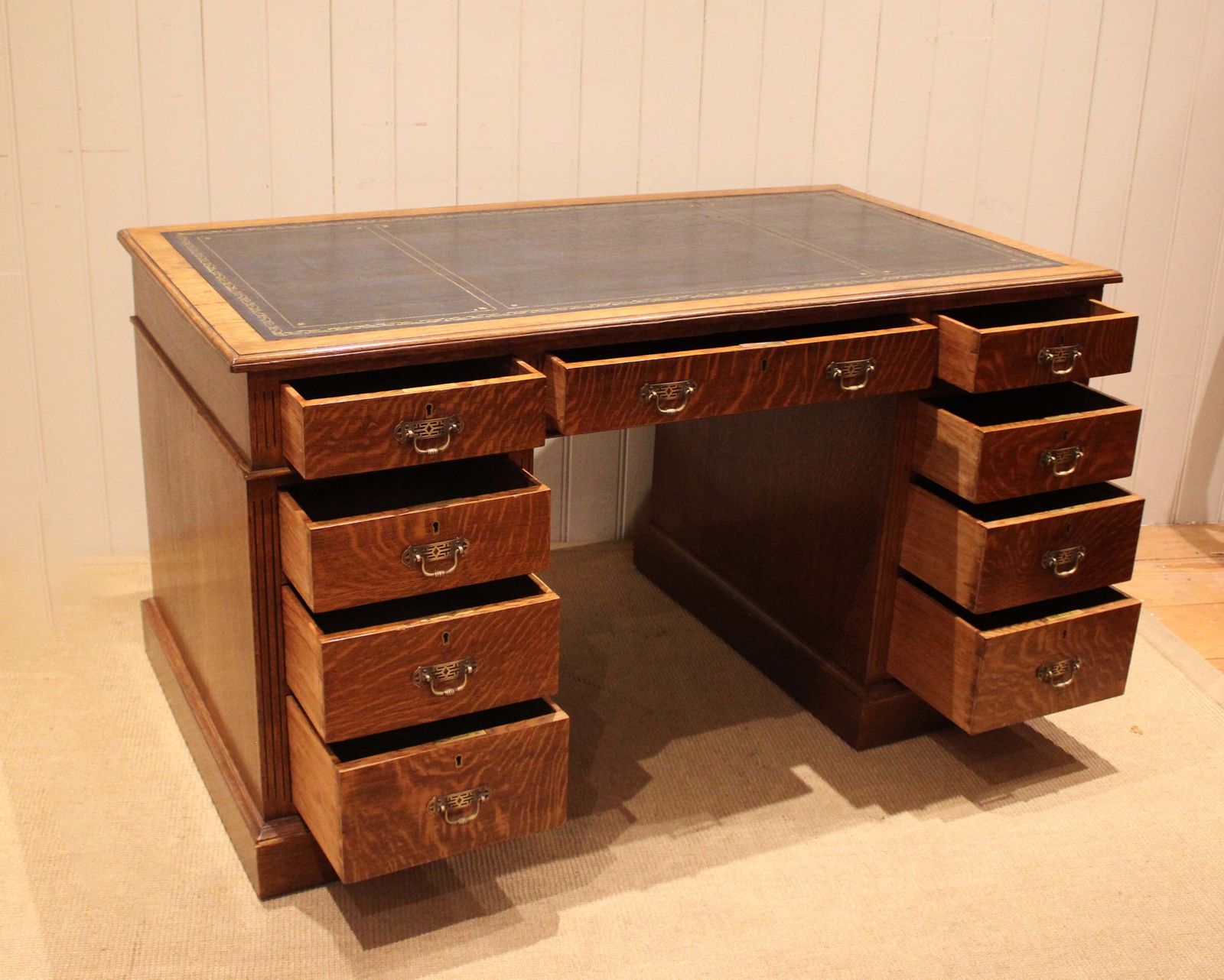 photo furniture Large Edwardian Figured Oak Pedestal Desk