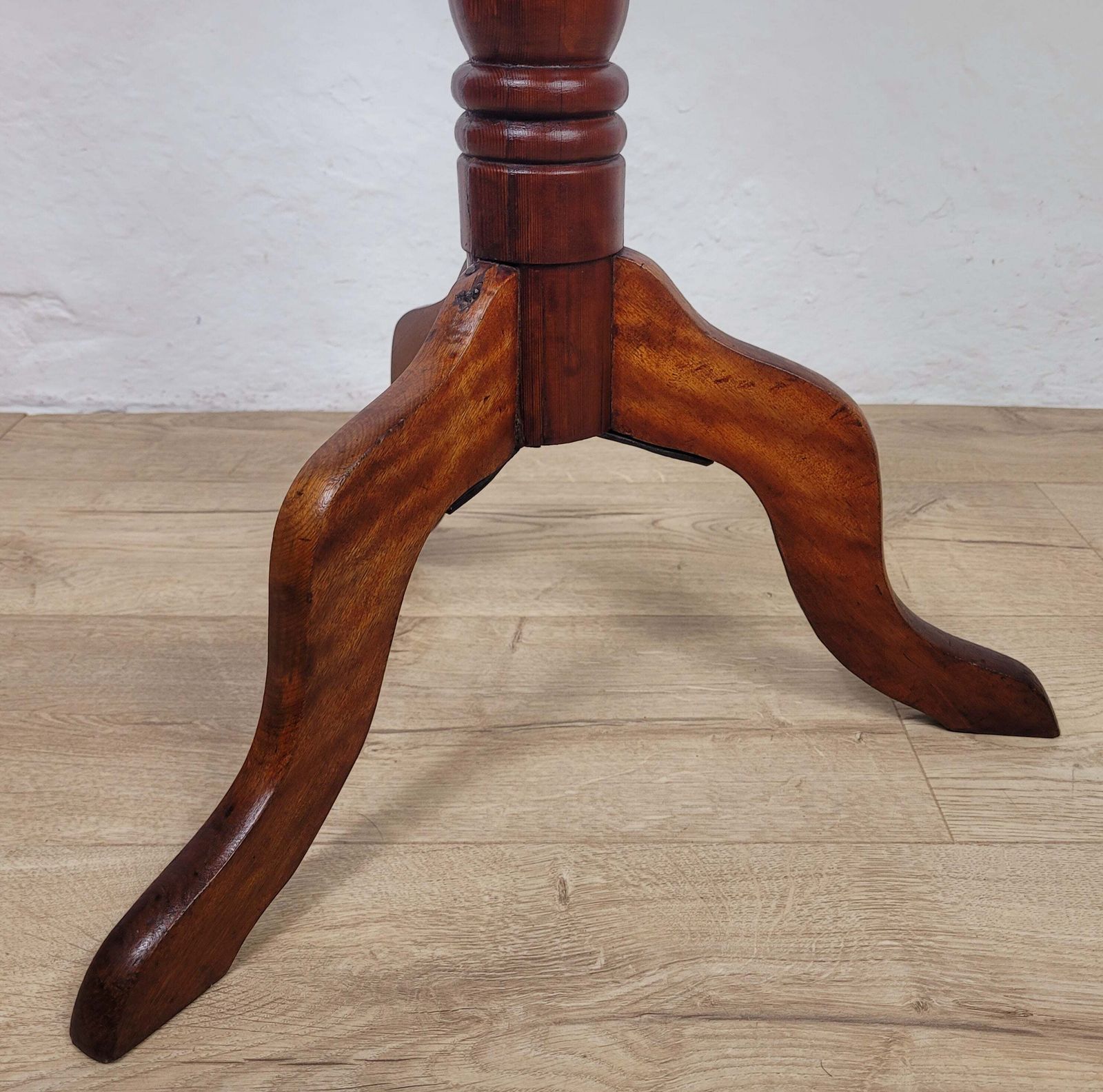 photo furniture Victorian Tripod Side Table 19thc English Antique Mahogany