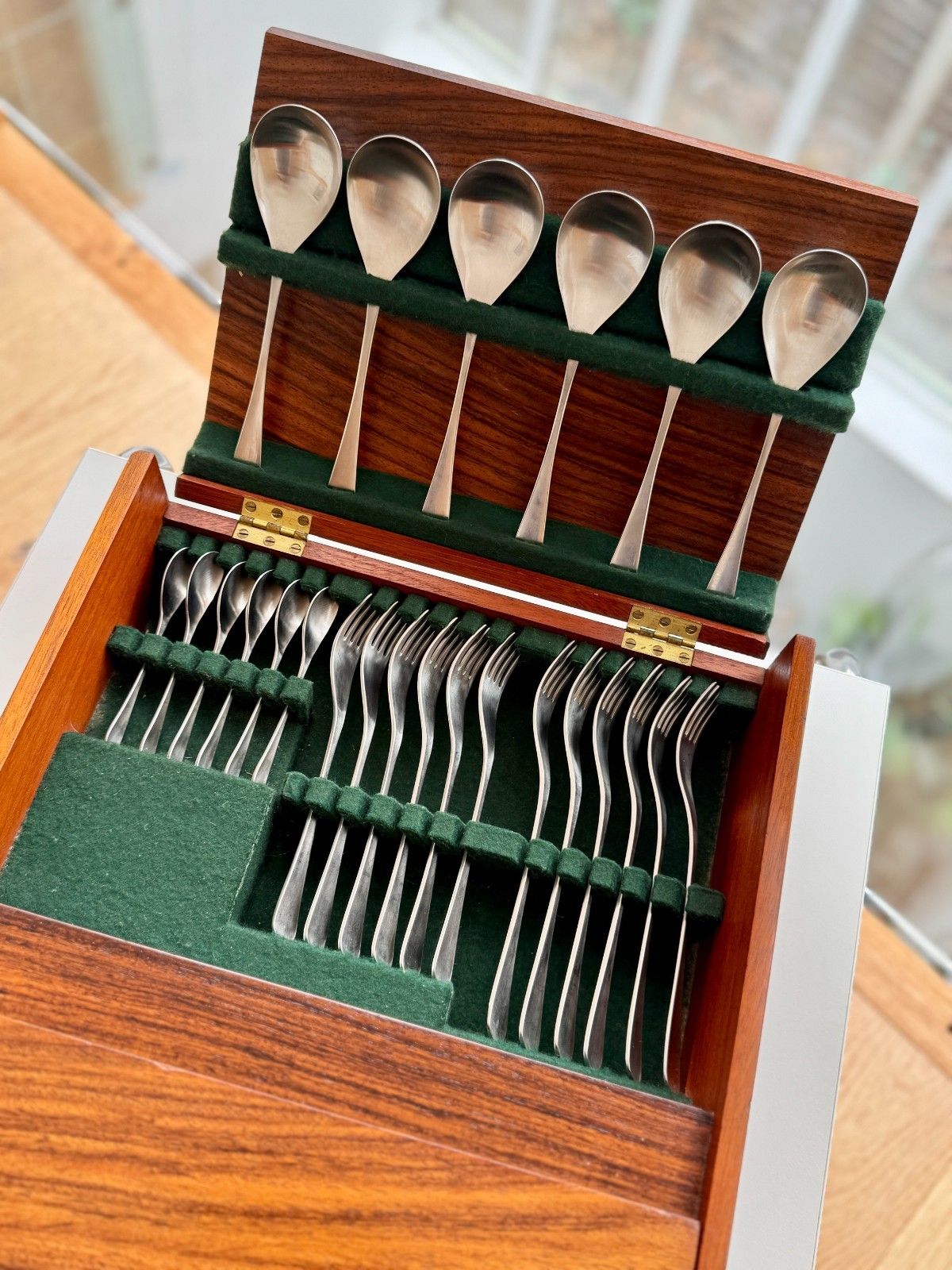 Old Hall Alveston Pattern Cutlery By Robert Welch 50 Piece Canteen For 6 Places photo vinterior