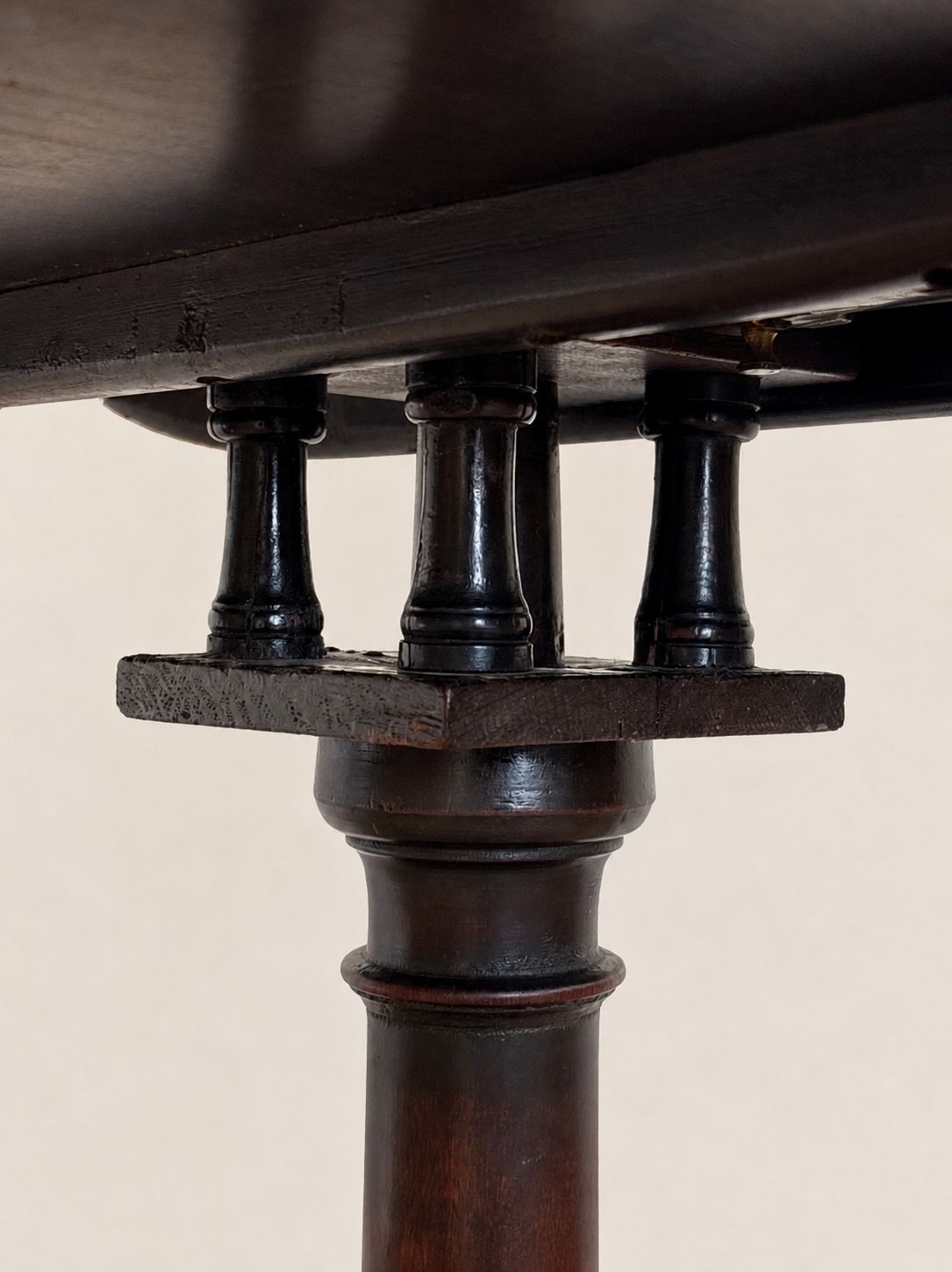 Georgian Antique Mahogany Tilt Top Table photo 395.0