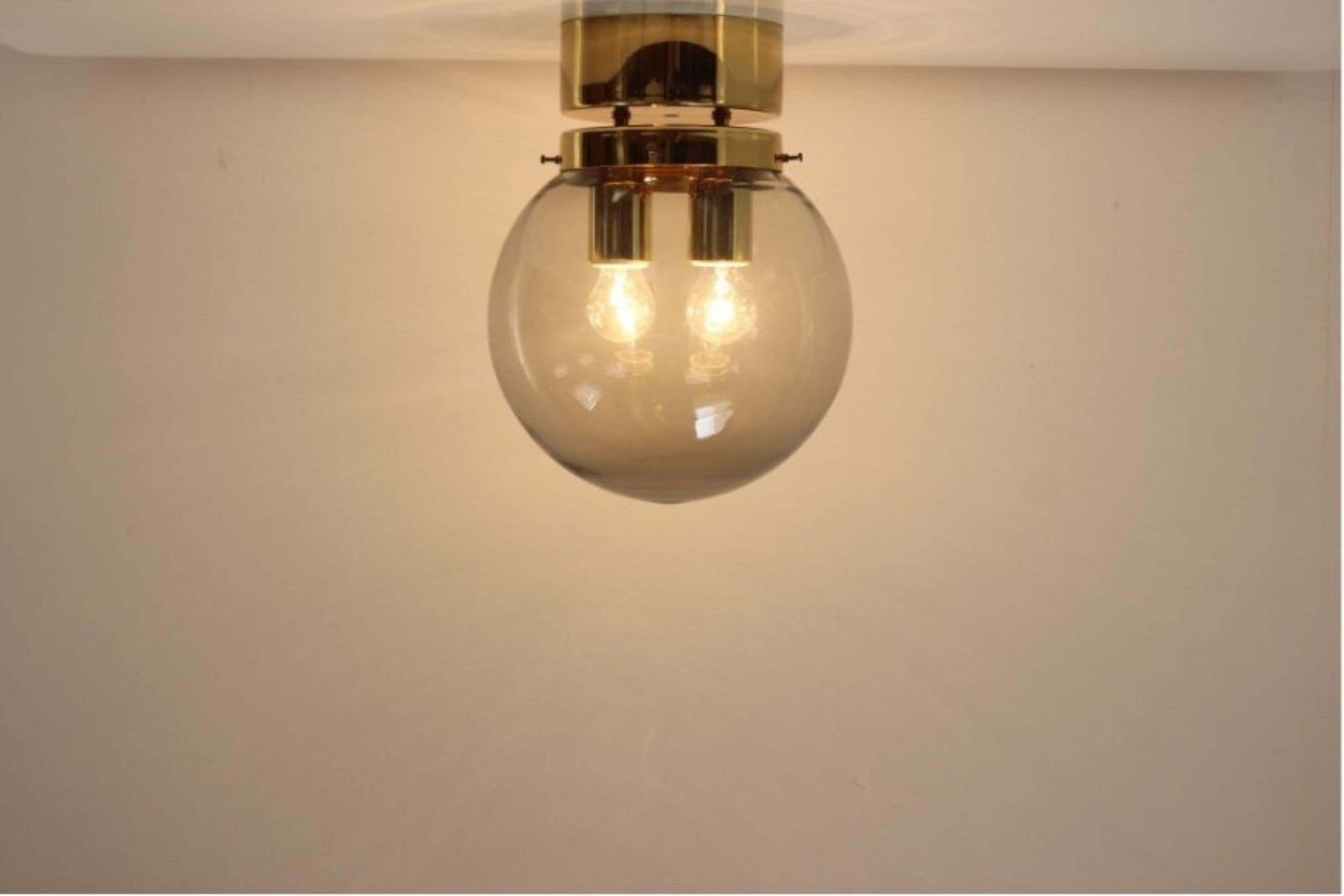 Set van drie grote rookglazen plafondlampen met messing, Kamenický Šenov, Tsjechië photo Verlichting