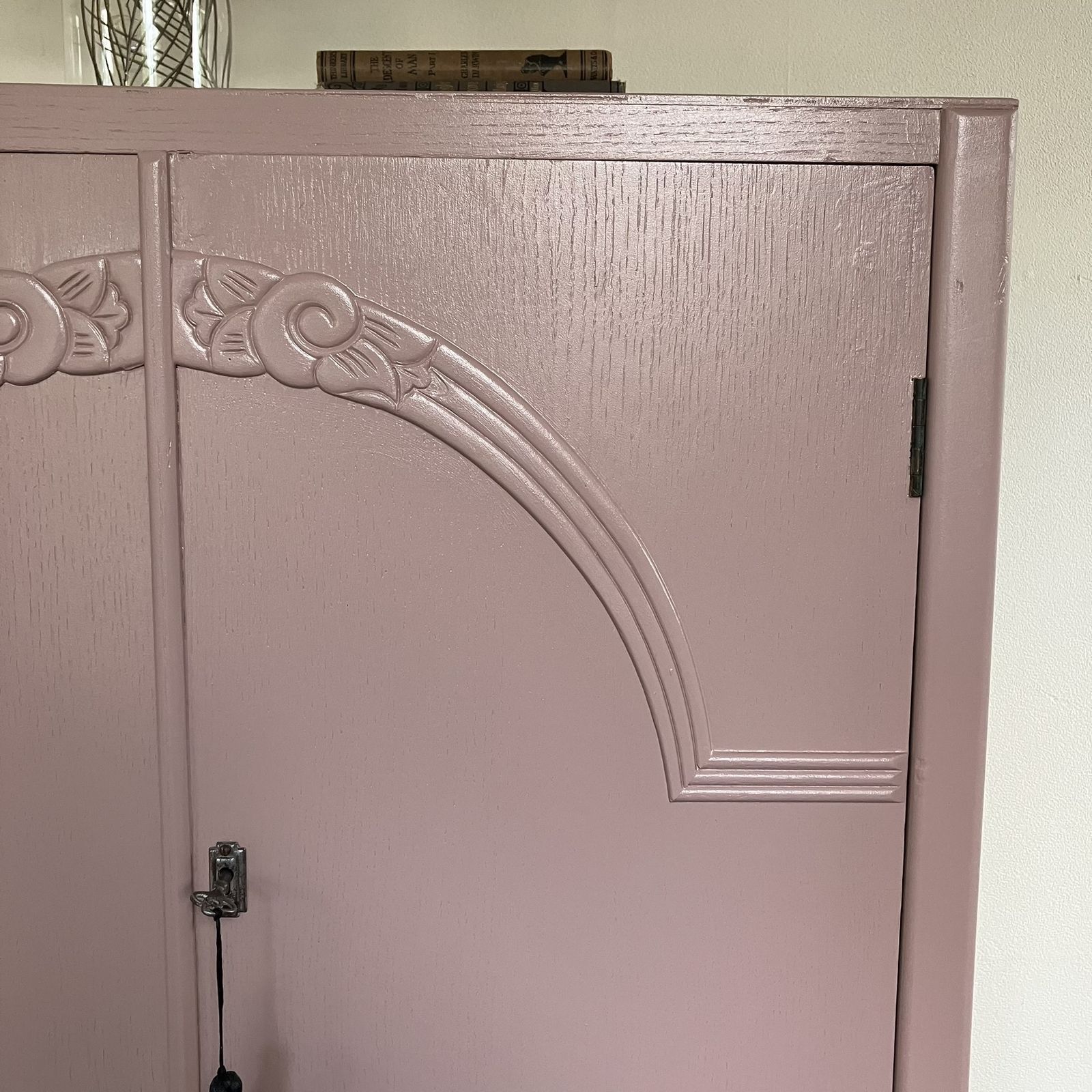 photo vinterior Stunning Painted 1940's Lockable Oak Linen Cupboard / Tall Boy; Farrow And Ball Sulking Room Pink, Carved Doors