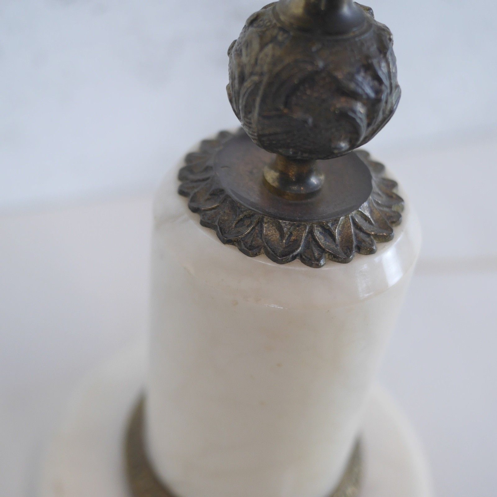 photo vintage Tall Alabaster Marble Neoclassical Table Lamps Italian Brass Cream #103210