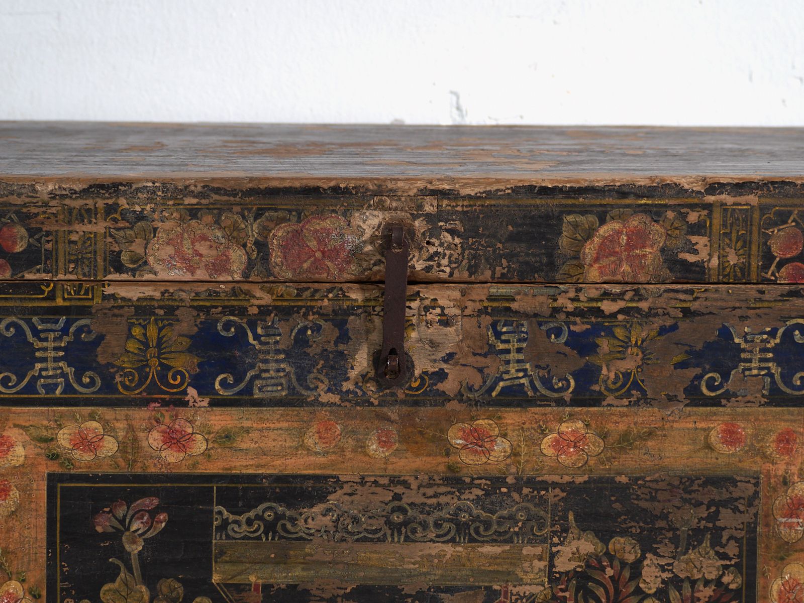photo furniture Antique Painted Trunk In Pine Wood – China, Circa 1900