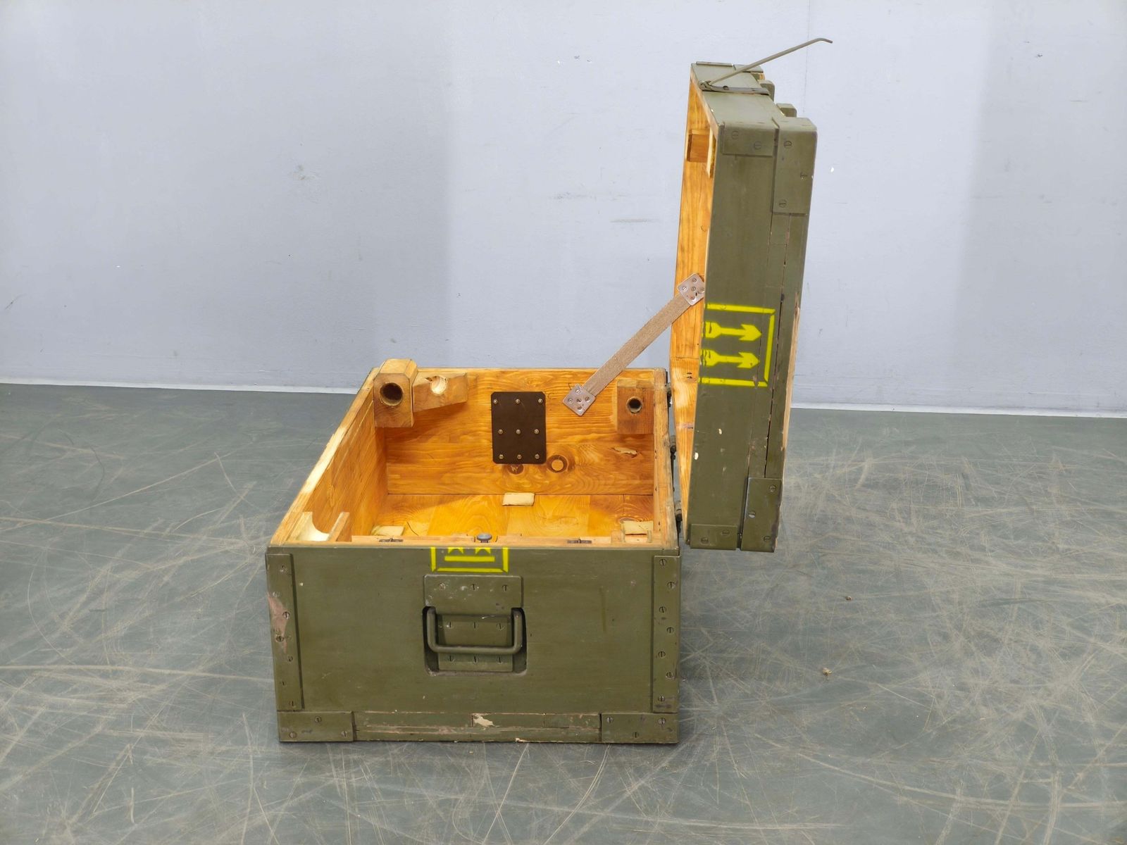 1950s Czech Military Medical Storage Chest Vzor 57 photo vinterior