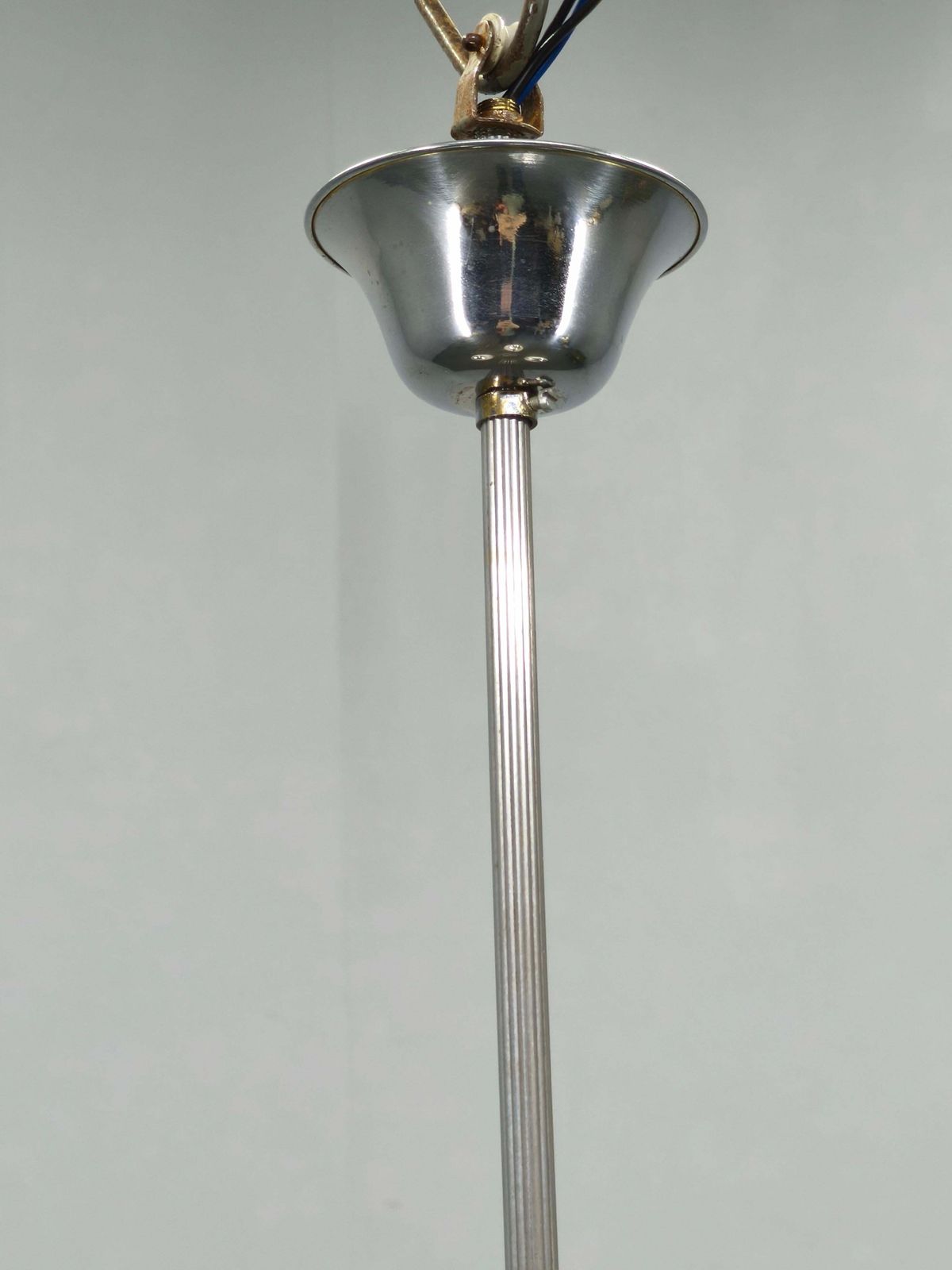 Lustre Art déco tchèque des années 1930 à quatre abat-jour en verre opaline photo vintage