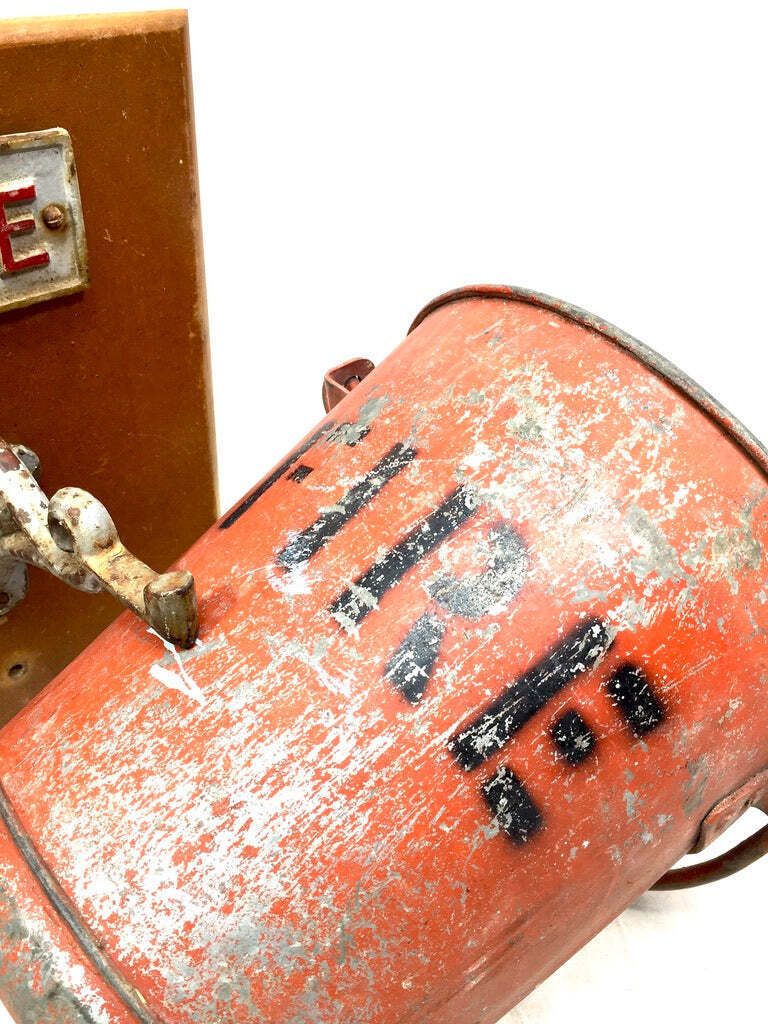 Antique Red Galvanised Fire Bucket & Handle / Original Wooden Wall Bracket Sign photo vinterior