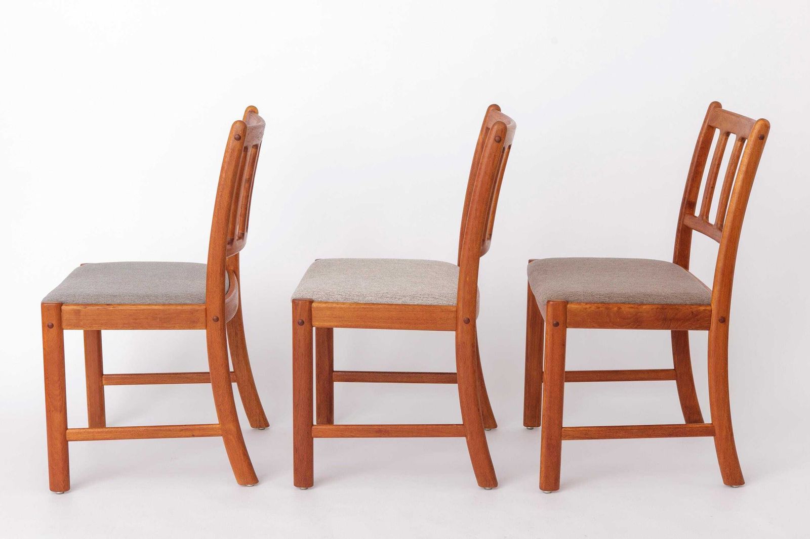 Set Van 6 Uldum Møbelfabrik Eetkamerstoelen – Deens Teakhout, Ca. Jaren 1960, Mid Century Modern, Nagezien En Opgeknapt photo Meubels