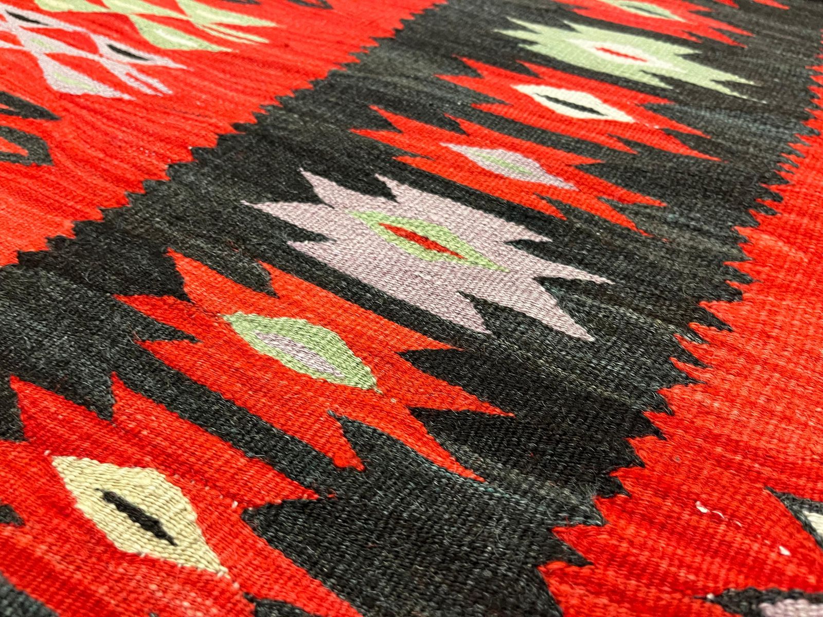 Antiek kilim tapijt, Turks handgemaakt vloerkleed, platgeweven, rood geometrisch tapijt photo buy