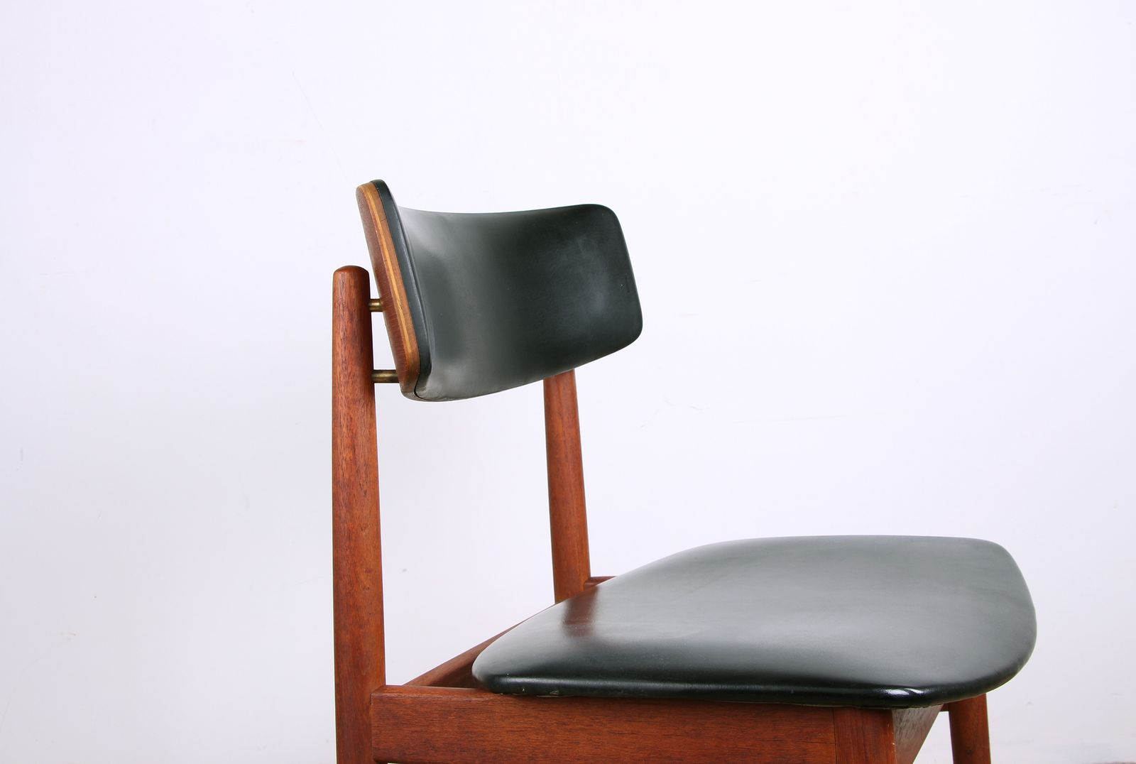 Ensemble de 4 chaises danoises en teck, skaï noir et laiton, par Sven Chrobat pour Sax, 1960. photo buy