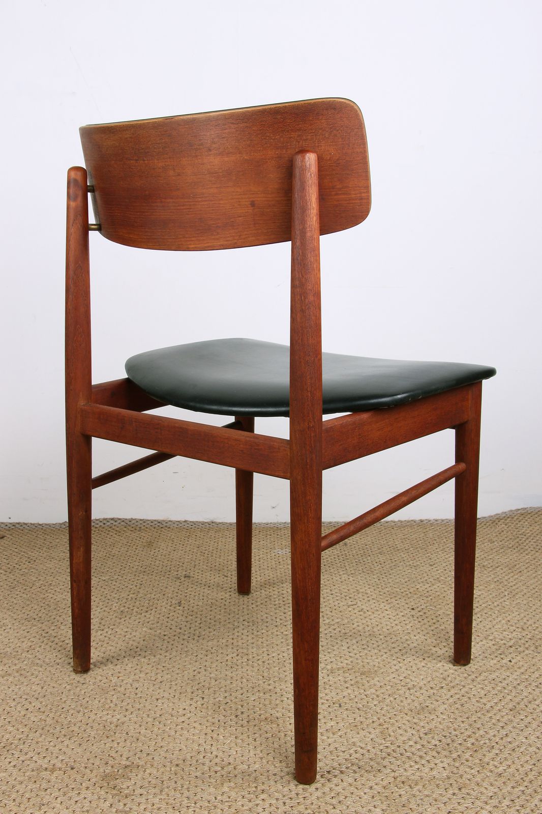 2400.0 Ensemble de 4 chaises danoises en teck, skaï noir et laiton, par Sven Chrobat pour Sax, 1960. photo