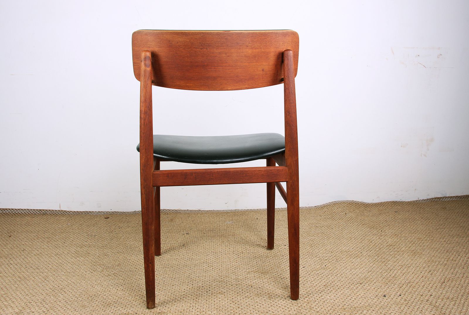 photo vintage Ensemble de 4 chaises danoises en teck, skaï noir et laiton, par Sven Chrobat pour Sax, 1960.