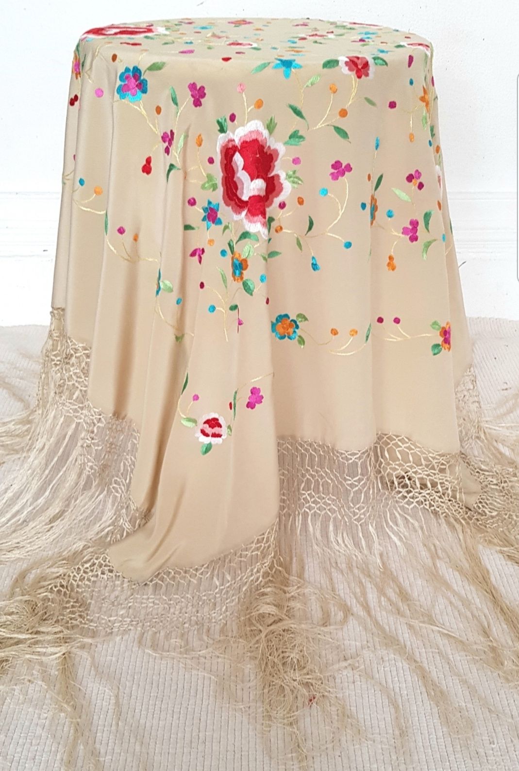 photo vintage Antique Silk Embroidered Piano Shawl, Manton De Manila.