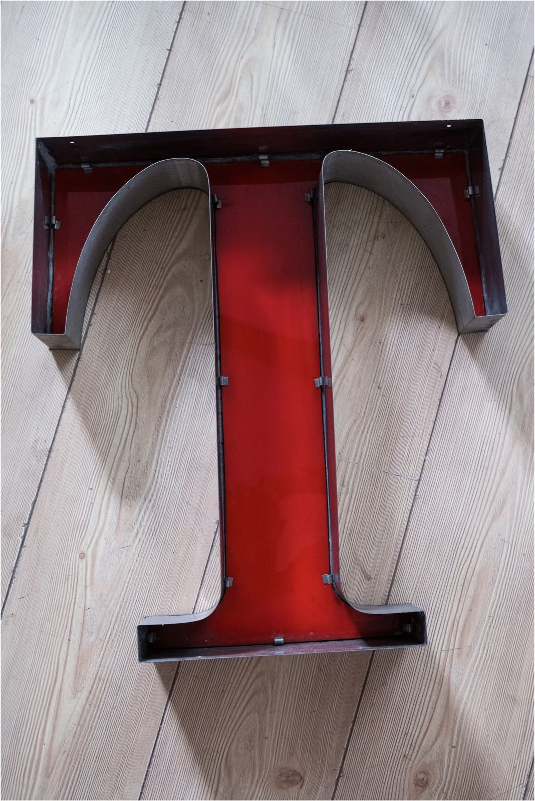 Vintage Metal & Red Perspex Letter ’T’ (978) photo vintage