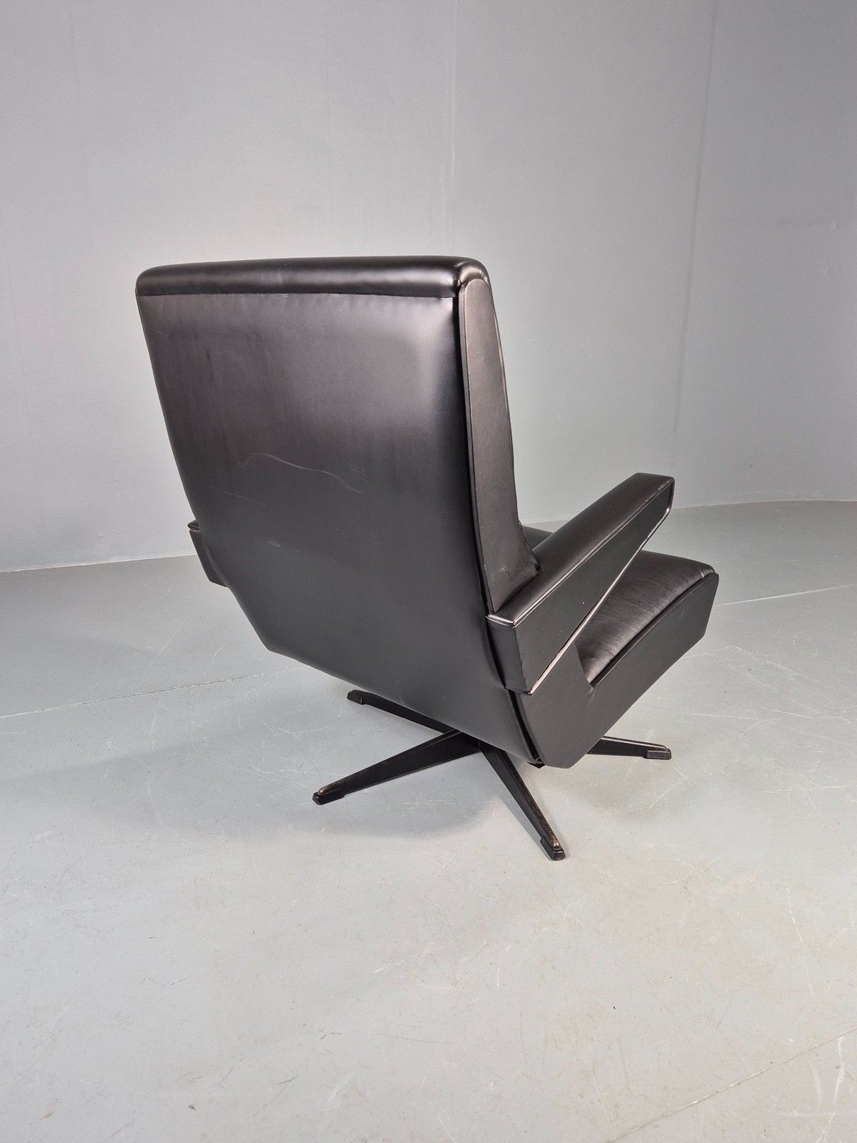 Vintage Black Vinyl Swivel Chair After The Press Room Chair Rietveld Mcm Eb06200 photo vinterior
