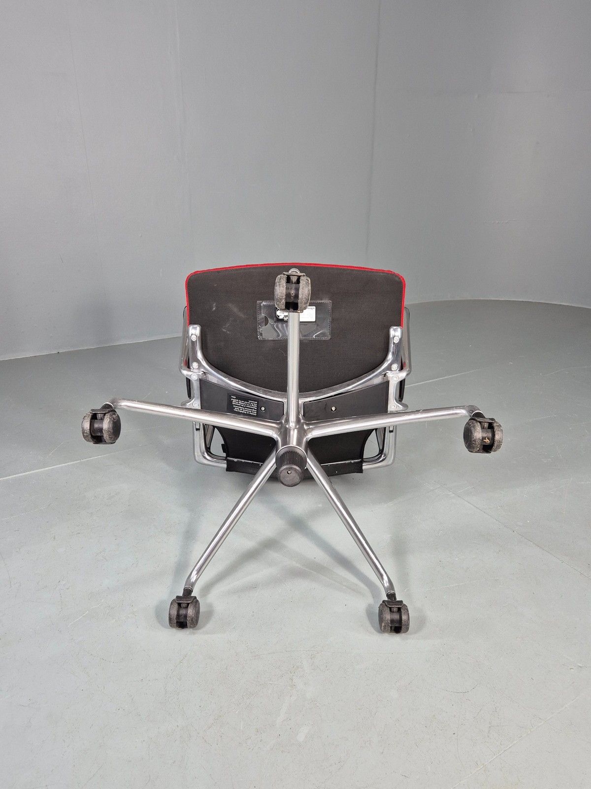 photo furniture Vintage Vitra Media Office Chair Red And Black Eb12256