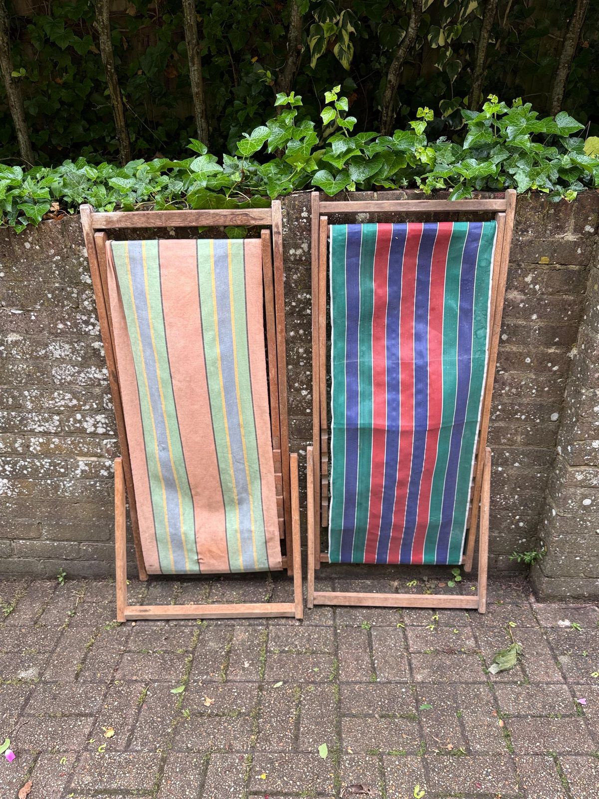 photo vintage Pair Of Vintage British Wooden Deck Chairs Beach Chairs