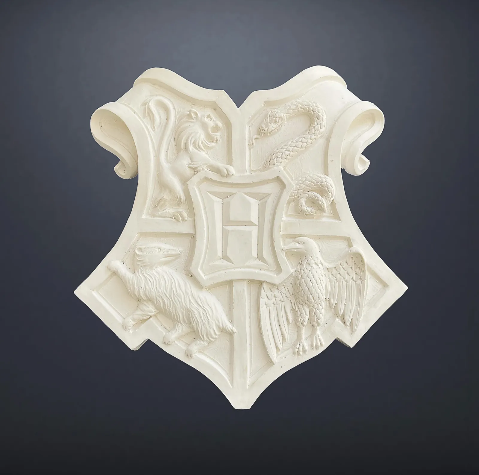 Harry Potter And The Philosopher's Stone / Sorcerer's Stone (2001)  A Production Made Hogwarts Coat Of Arms Crest.