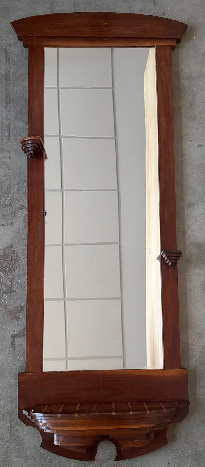 **Paire de miroirs d'époque Art Nouveau avec étagères intégrées** photo for sale