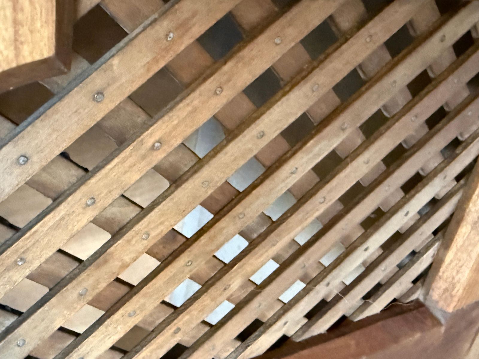 Mobilier Paire de tables de chevet d'époque en bois massif rustique avec détails en fer forgé photo