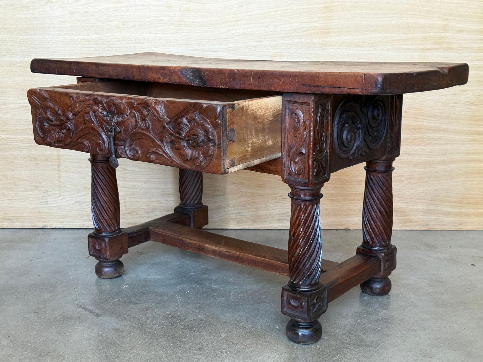 photo for sale Table d'appoint ou table basse en noyer sculpté, fin du XIXe siècle