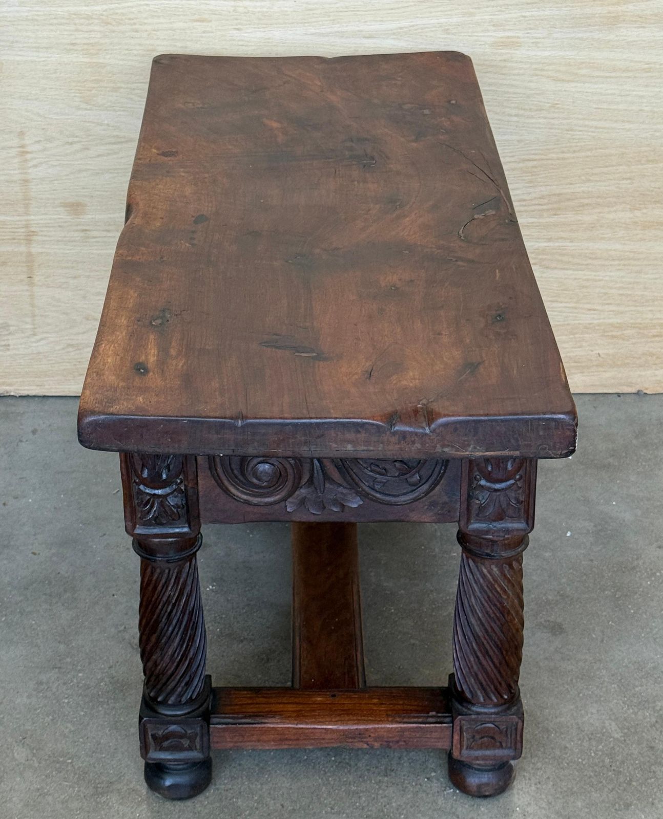 photo buy Table d'appoint ou table basse en noyer sculpté, fin du XIXe siècle