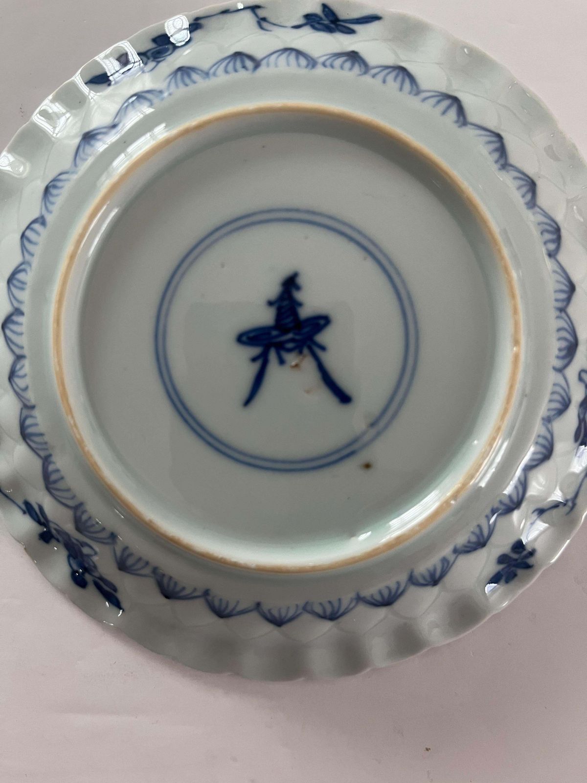 photo for sale Kangxi Periode Blauw en Wit Porseleinen Schoteltje, Fungusmerkteken, ca. 1700