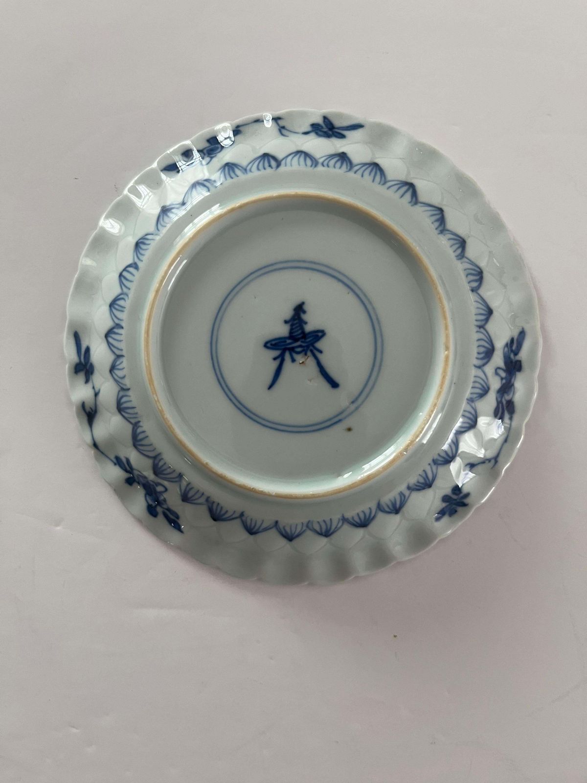445.0 Kangxi Periode Blauw en Wit Porseleinen Schoteltje, Fungusmerkteken, ca. 1700 photo