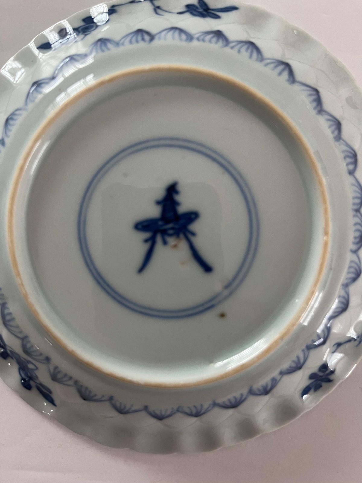 photo vinterior Kangxi Periode Blauw en Wit Porseleinen Schoteltje, Fungusmerkteken, ca. 1700
