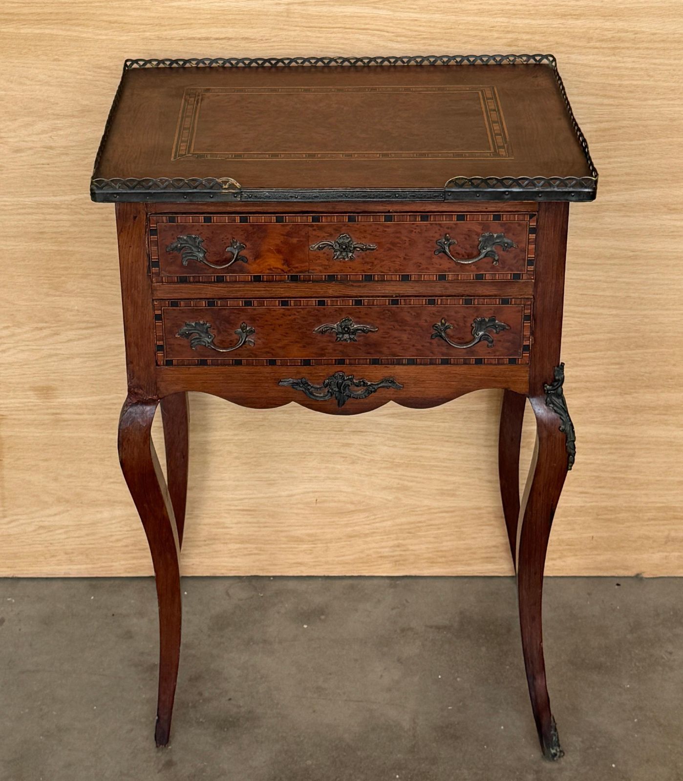 Table de chevet française à deux tiroirs, galerie en laiton et montures en bronze photo Mobilier