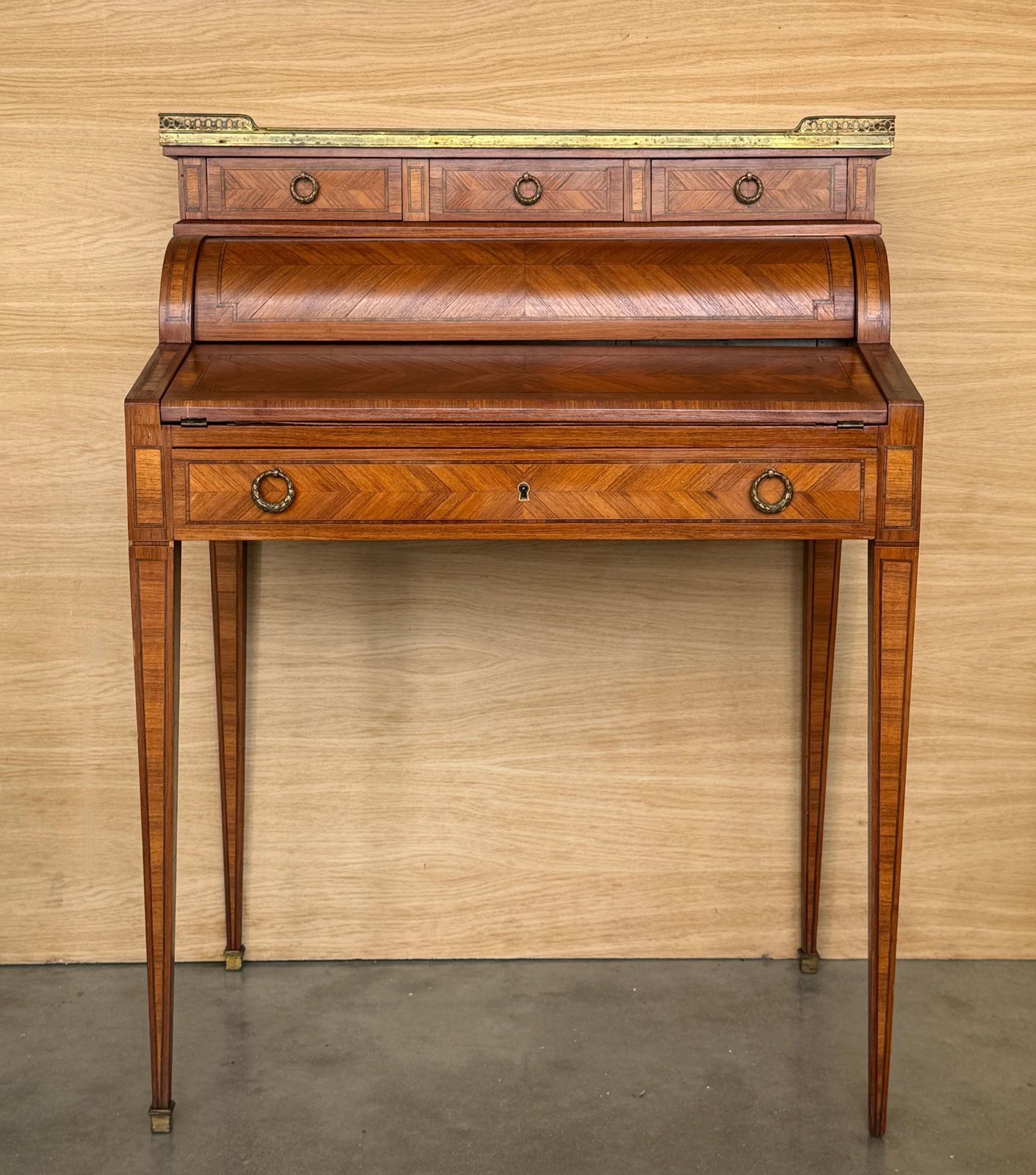 Bureau à cylindre de style Louis XVI en marqueterie et galerie en laiton photo for sale