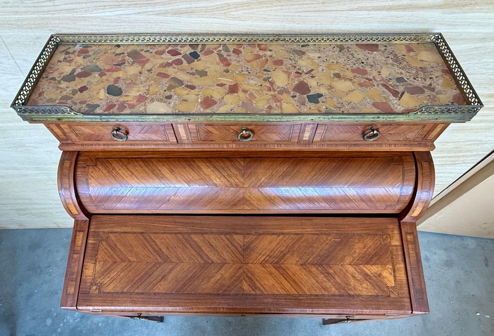 Bureau à cylindre de style Louis XVI en marqueterie et galerie en laiton photo 2616.0