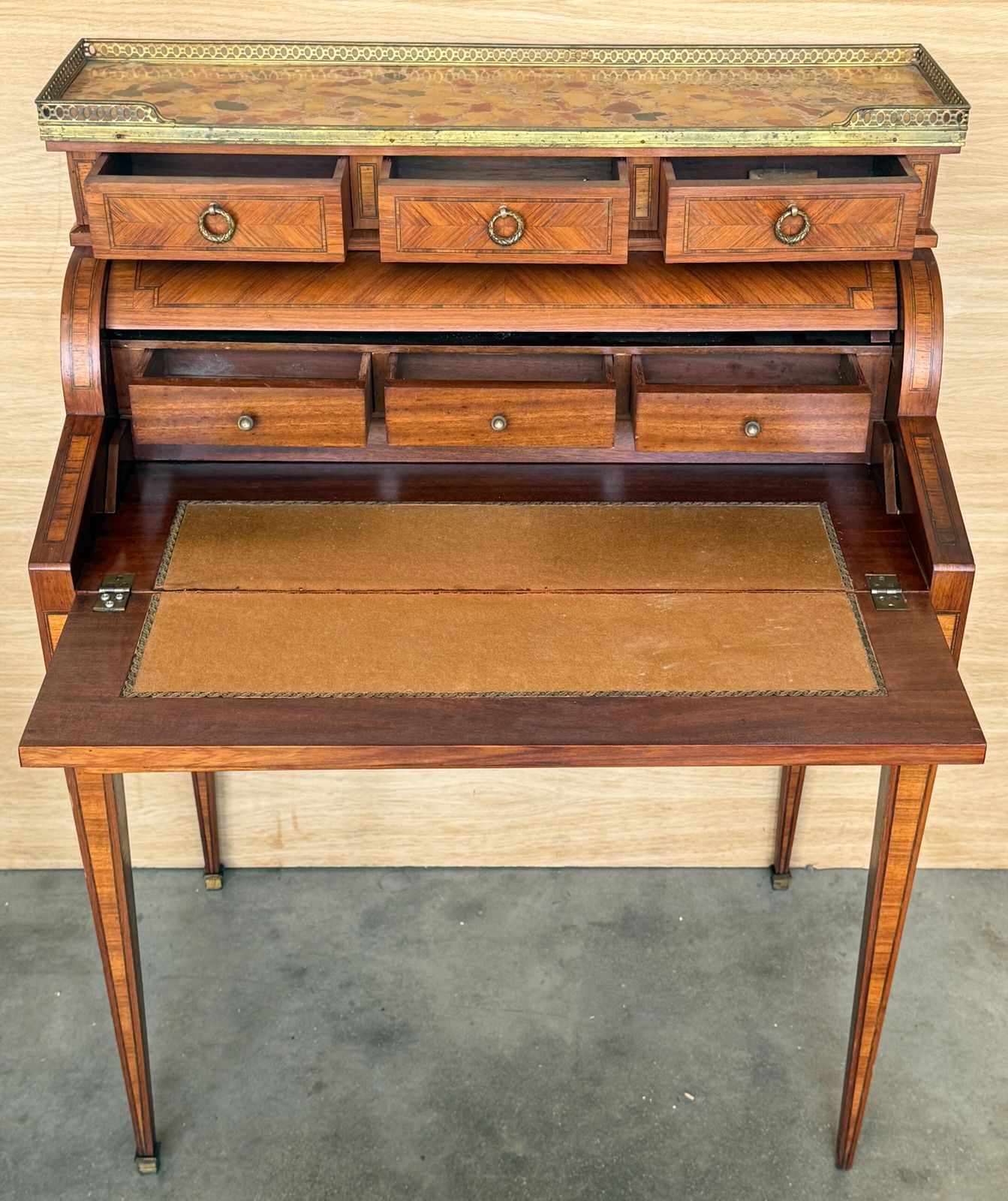 photo for sale Bureau à cylindre de style Louis XVI en marqueterie et galerie en laiton
