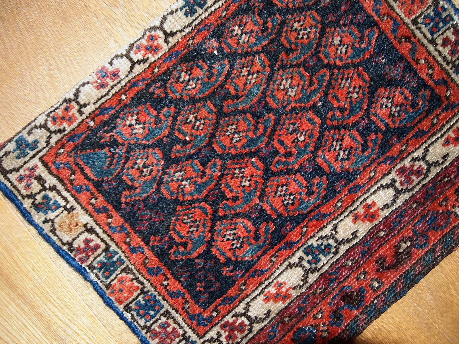 Tapis bag face d'époque, fait main, 37 cm x 46 cm, vers 1900 photo for sale