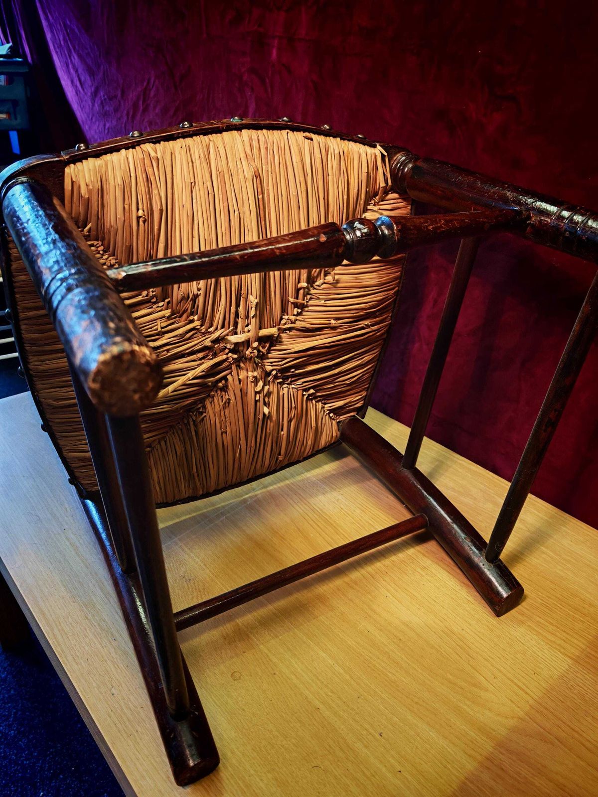 Antieke kindereettafel stoel met riet en stro zitting. Goede staat. Vermoedelijk 19e eeuw. 75 cm hoog photo Meubels