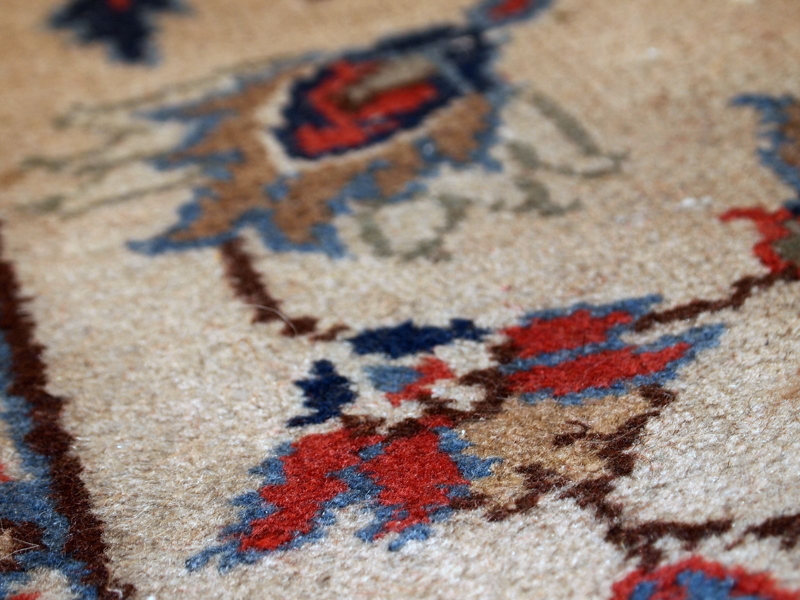 photo for sale Tapis vintage Lahore pakistanais fait main en laine, 2,5' x 4,6', années 1950, beige, marine, rouge