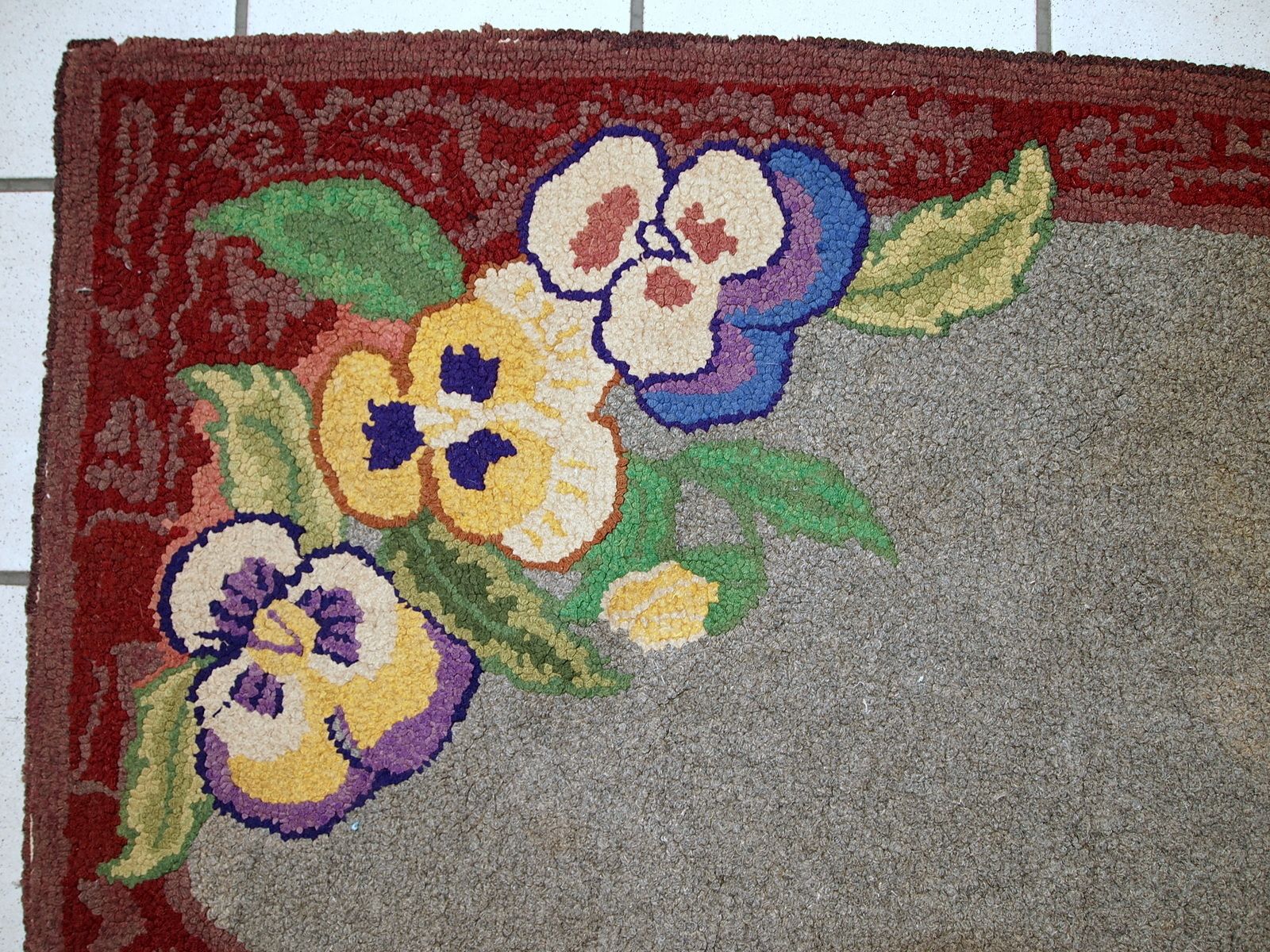 Tapis crocheté américain d'époque en laine grise, années 1920, 2' x 3,3' photo for sale