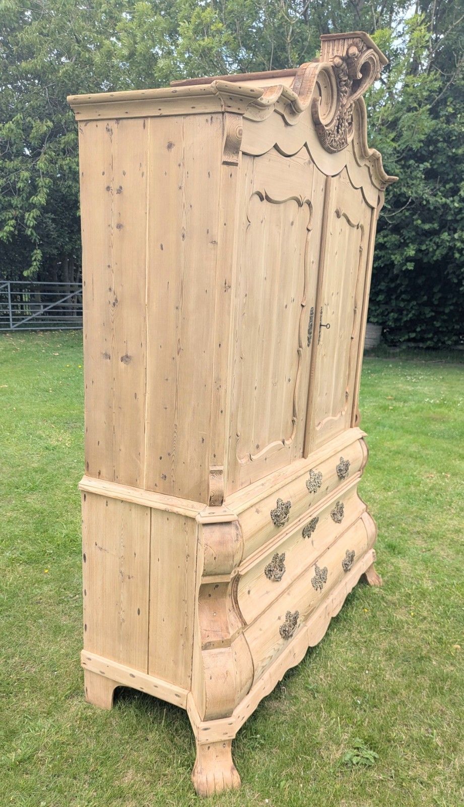 photo furniture Grande armoire à linge hollandaise d'époque XIXe siècle en pin décapé, sur base bombée, livraison disponible 0341.