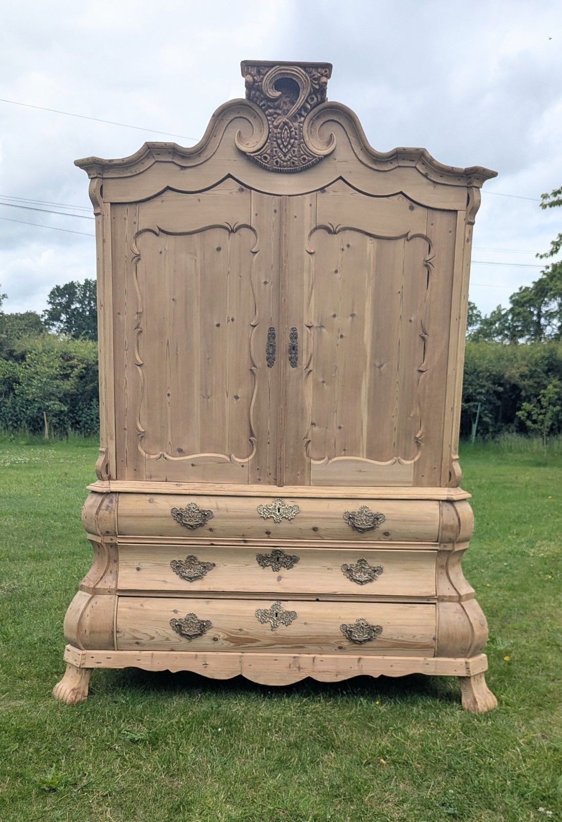 photo vinterior Grande armoire à linge hollandaise d'époque XIXe siècle en pin décapé, sur base bombée, livraison disponible 0341.