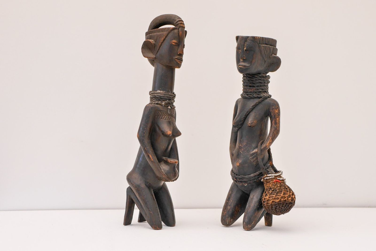 Midden 20e Eeuw – Traditionele Afrikaanse Hardhouten Tribale Vrouwelijke Figuren, Jaren 1920, Set Van 2
