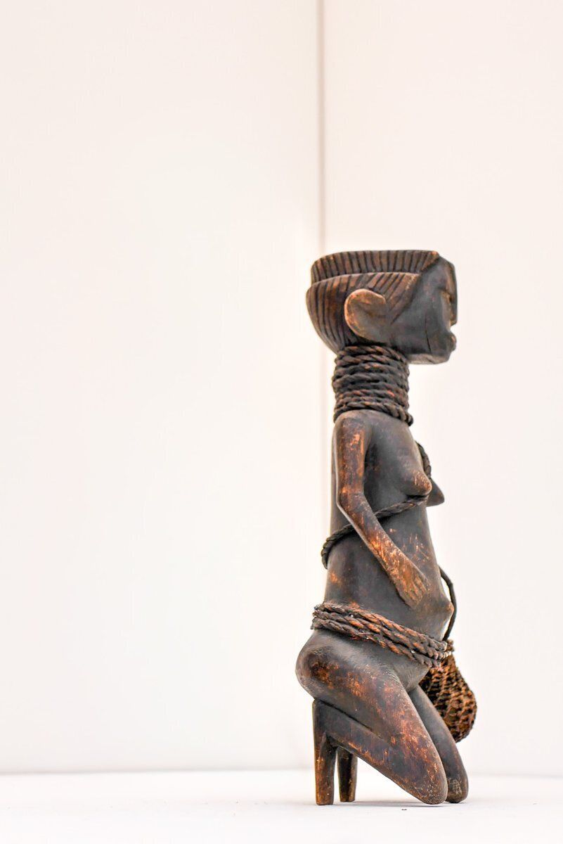 Midden 20e Eeuw – Traditionele Afrikaanse Hardhouten Tribale Vrouwelijke Figuren, Jaren 1920, Set Van 2 photo vinterior