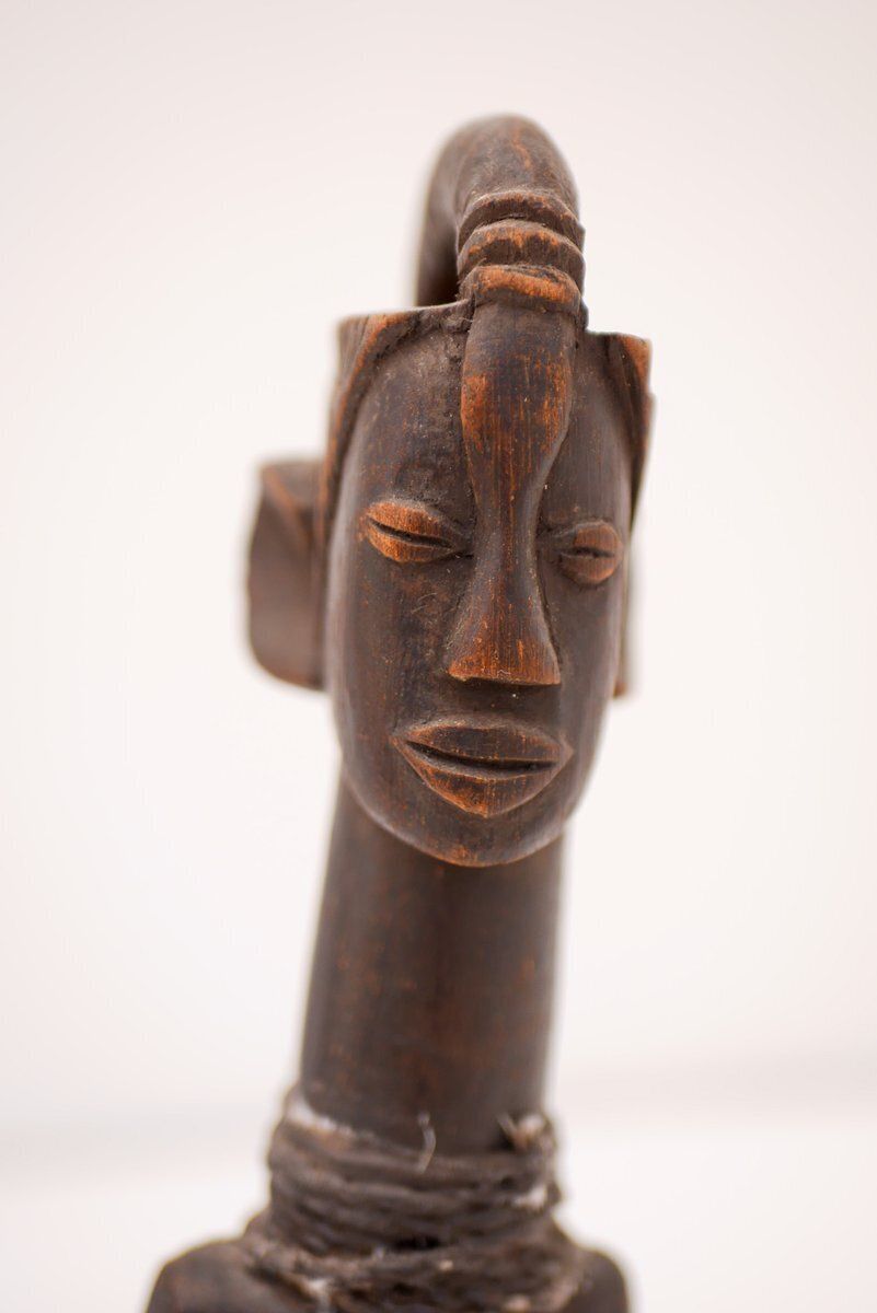 photo for sale Midden 20e eeuw – Traditionele Afrikaanse hardhouten tribale vrouwelijke figuren, jaren 1920, set van 2