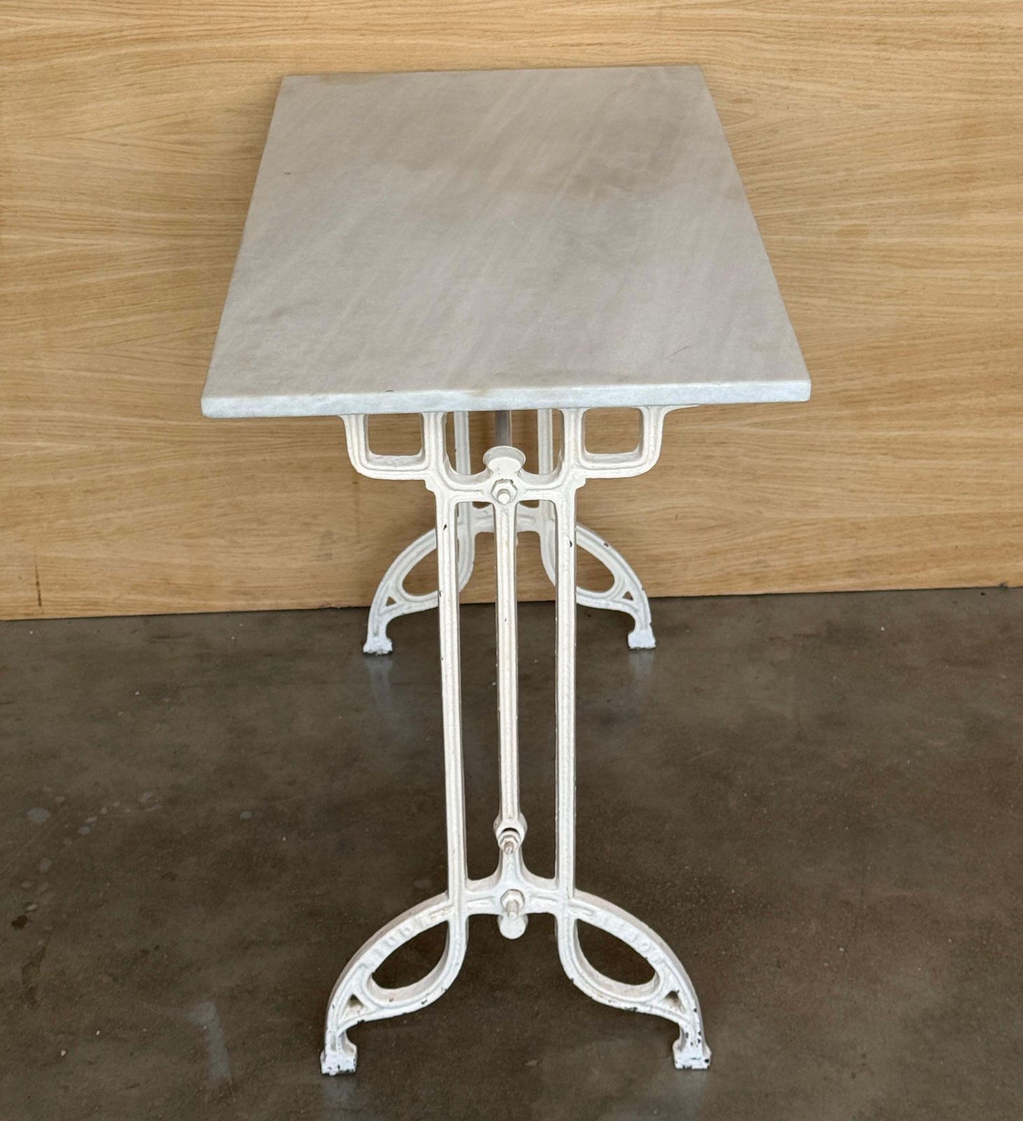Table de bistrot française en fonte pleine, plateau en marbre blanc photo vintage