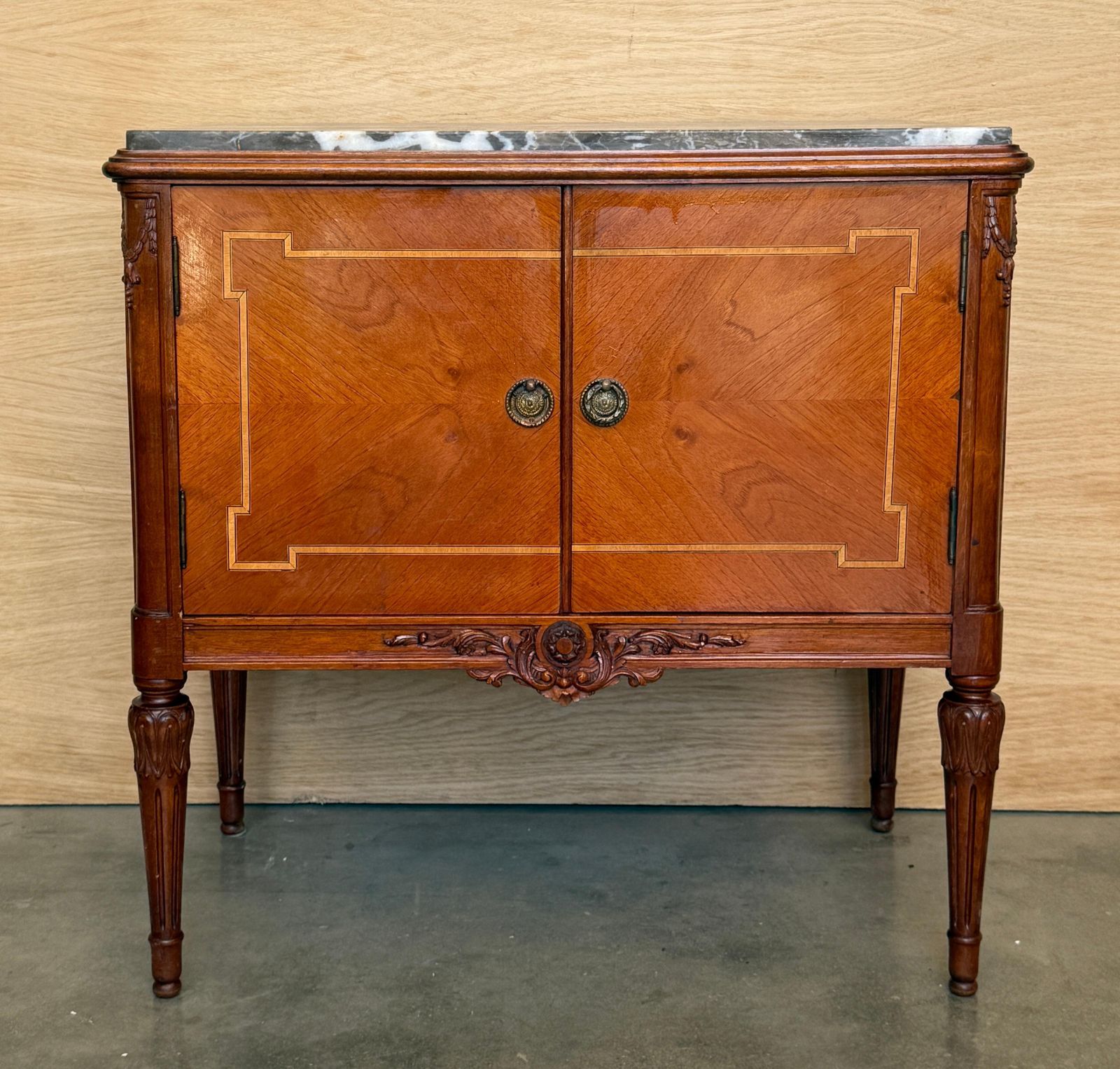 Paire de cabinets auxiliaires français, plateaux en marbre photo furniture