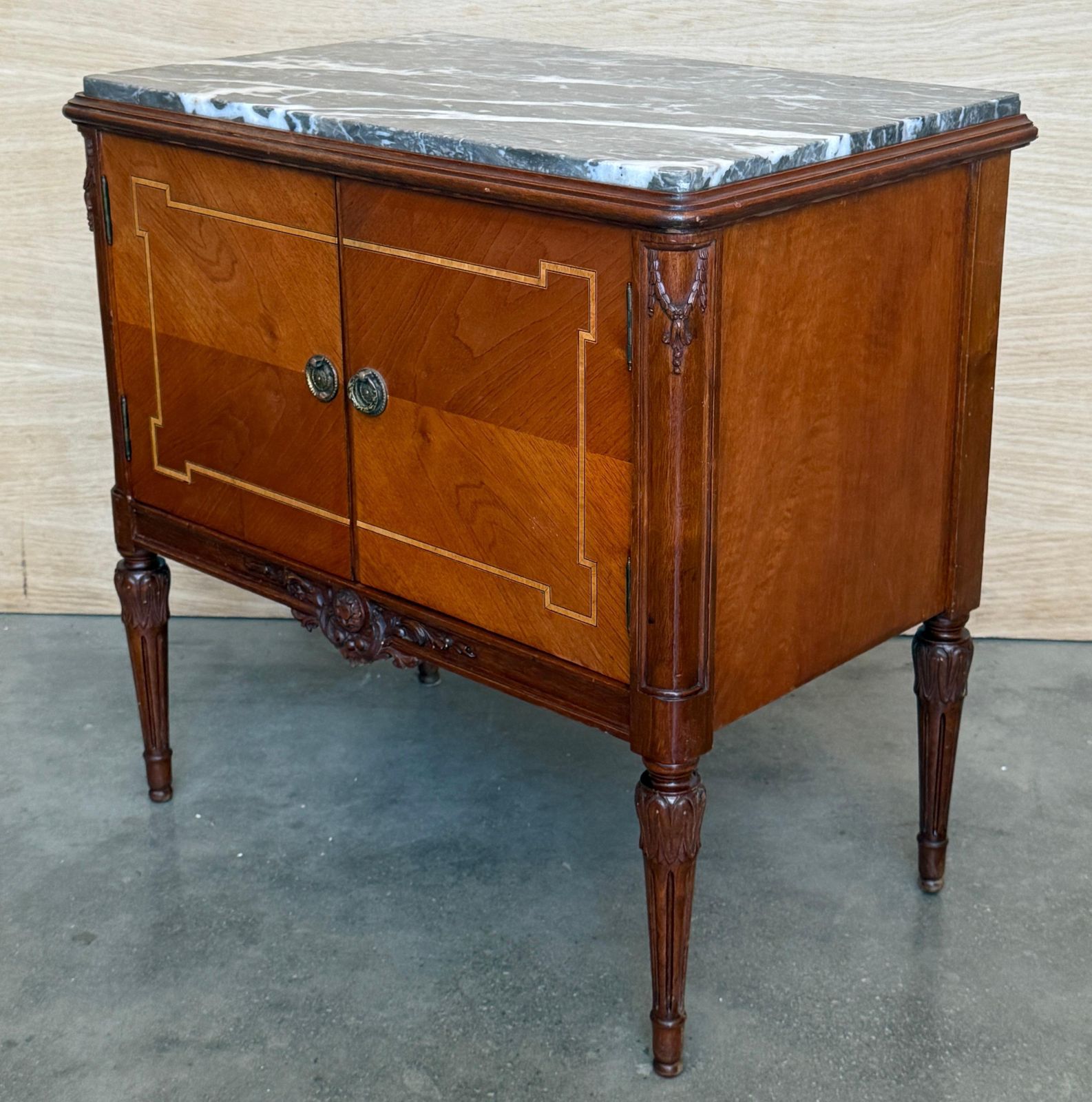 Paire de cabinets auxiliaires français, plateaux en marbre photo buy