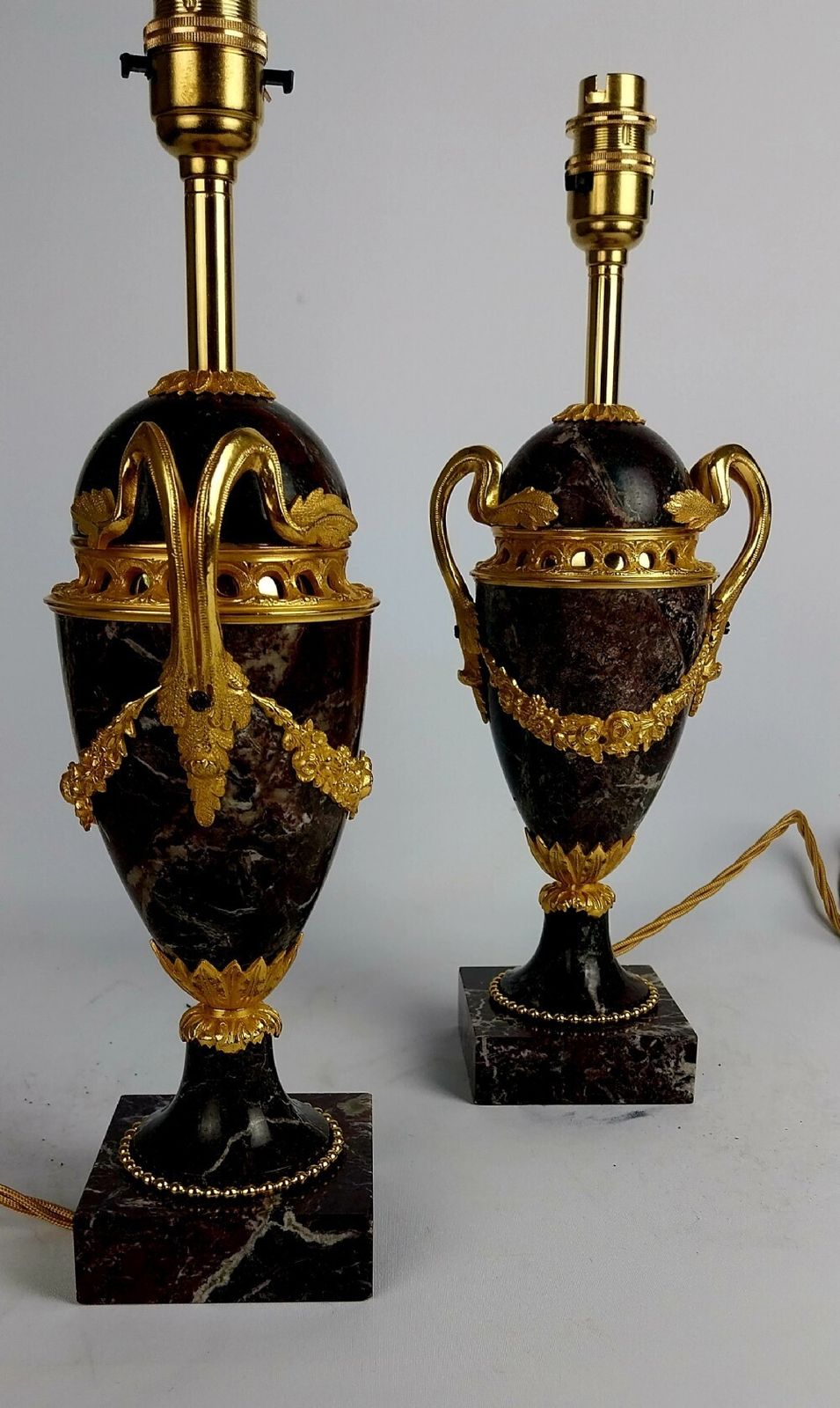 photo vinterior A Pair Of Late 19th Century Elegant French Marble Table Lamps With Gilt Bronze Mounts