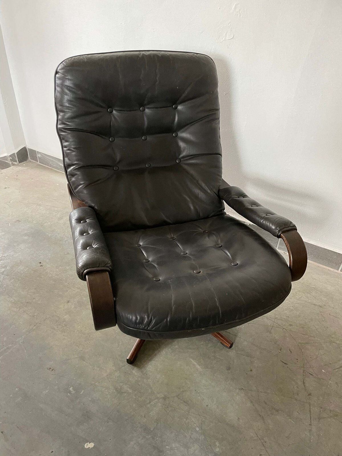 Scandinavische stijl zwartleren draaifauteuil met gebogen houten frame, jaren 1970 photo Meubels